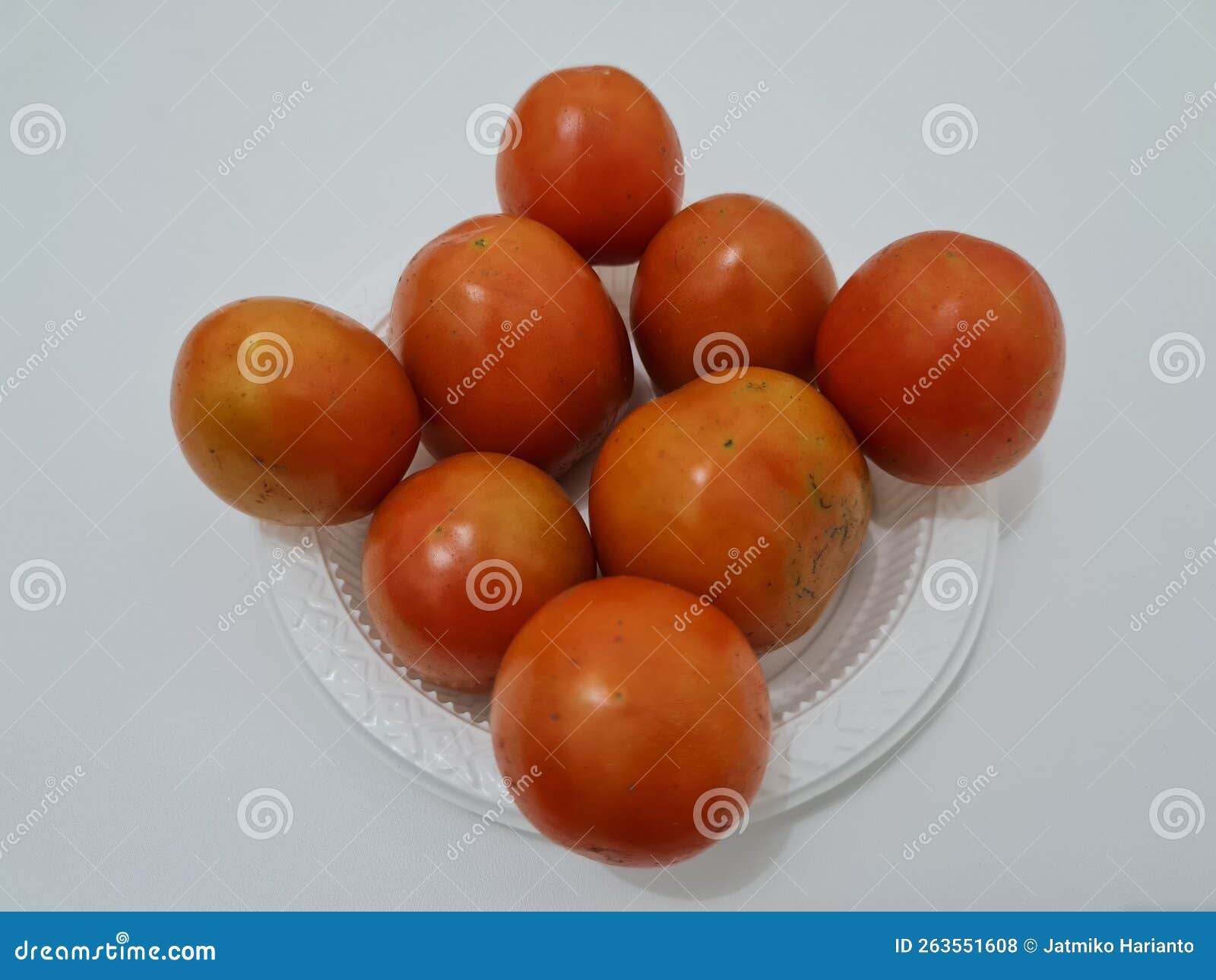 fresh red tomatoes contain lots of fiber and vitamins that are good for the body