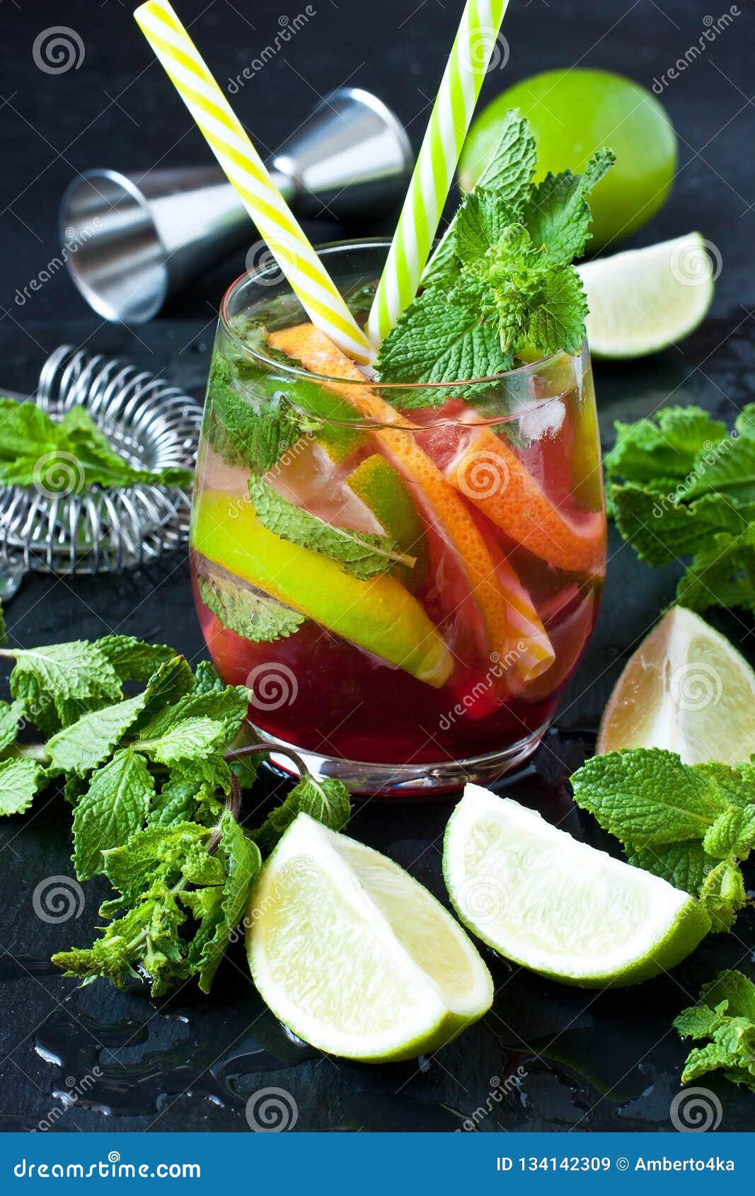 Fresh Summer Citrus Lemonade or Alcohol Cocktail Stock Image - Image of ...