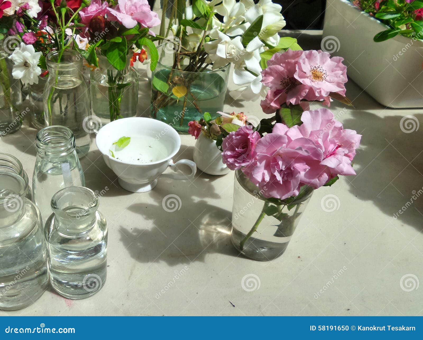 How to arrange glass of garden flowers