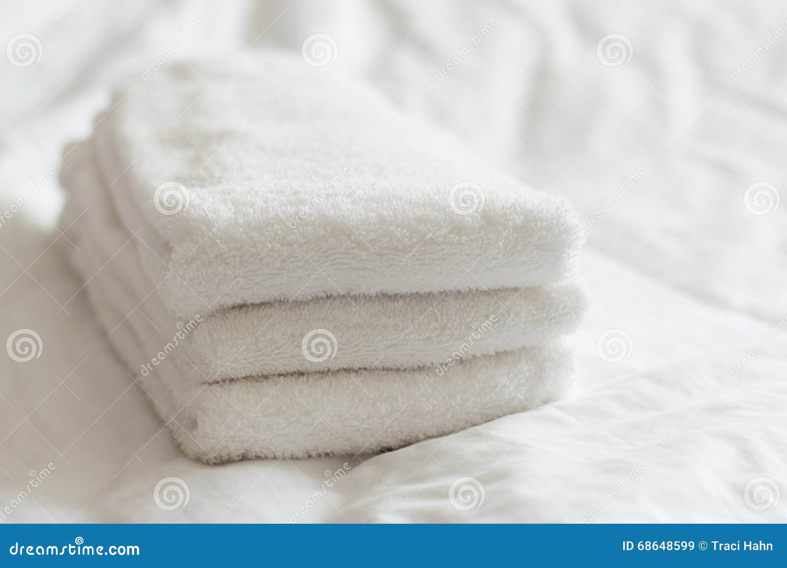 https://thumbs.dreamstime.com/z/freshly-washed-white-hand-towels-stacked-white-bed-bedroom-diffused-light-68648599.jpg