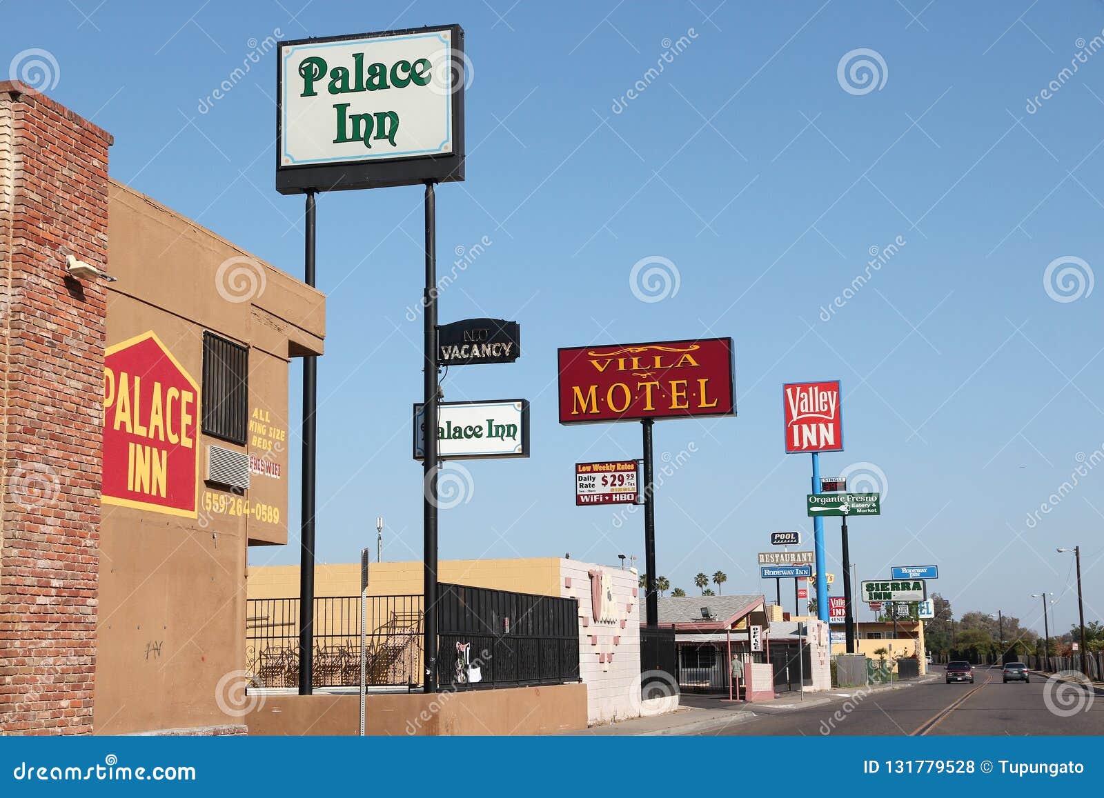 FRESNO, VERENIGDE STATEN - APRIL 12, 2014: Motelrij in Fresno, Californië Er zijn ongeveer 150 motels in Fresno, 5de het grootst