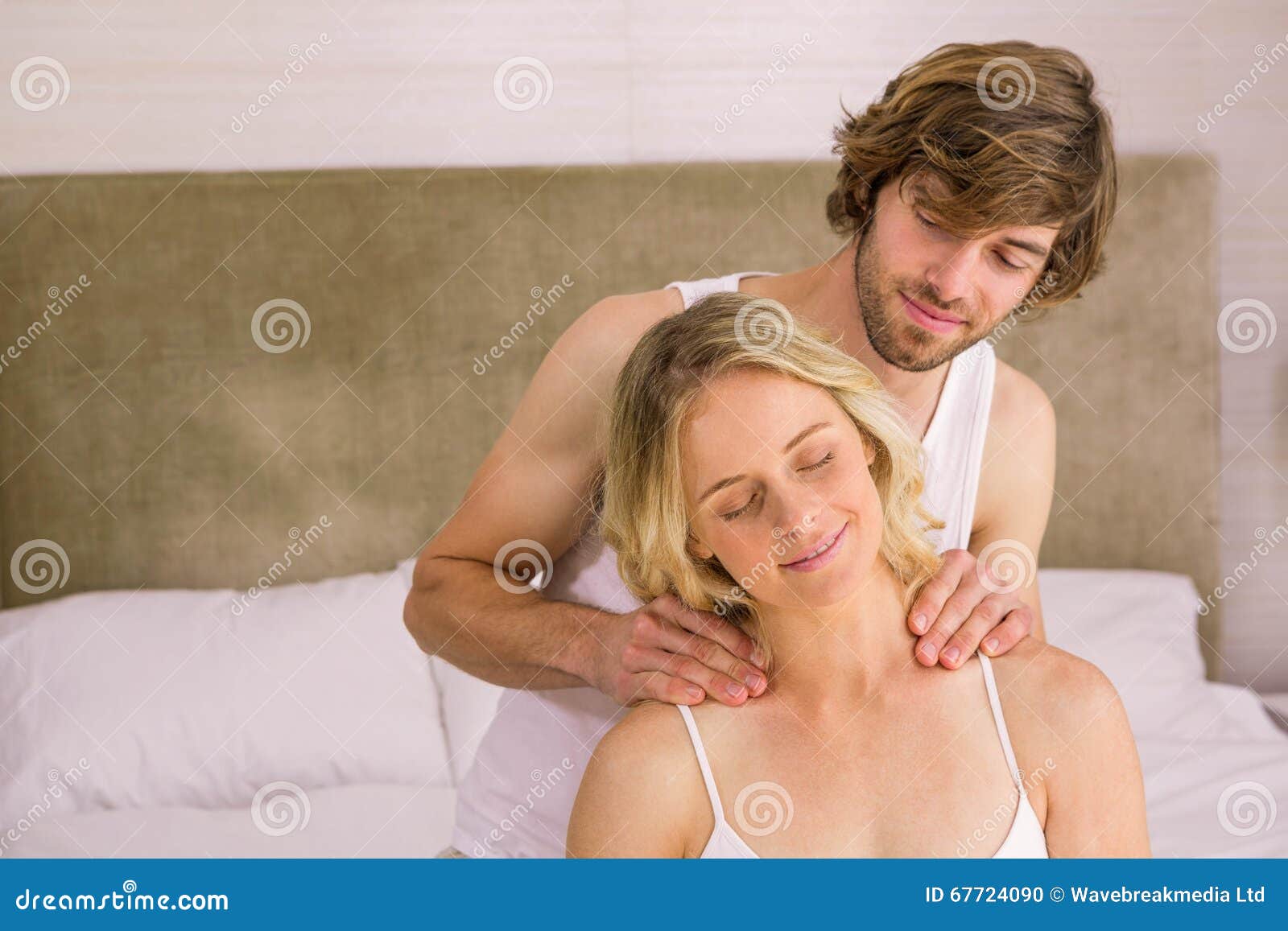 Freund Der Seiner Freundin Eine Massage Gibt Stockfoto Bild Von Schlafzimmer Aufenthaltsort 67724090