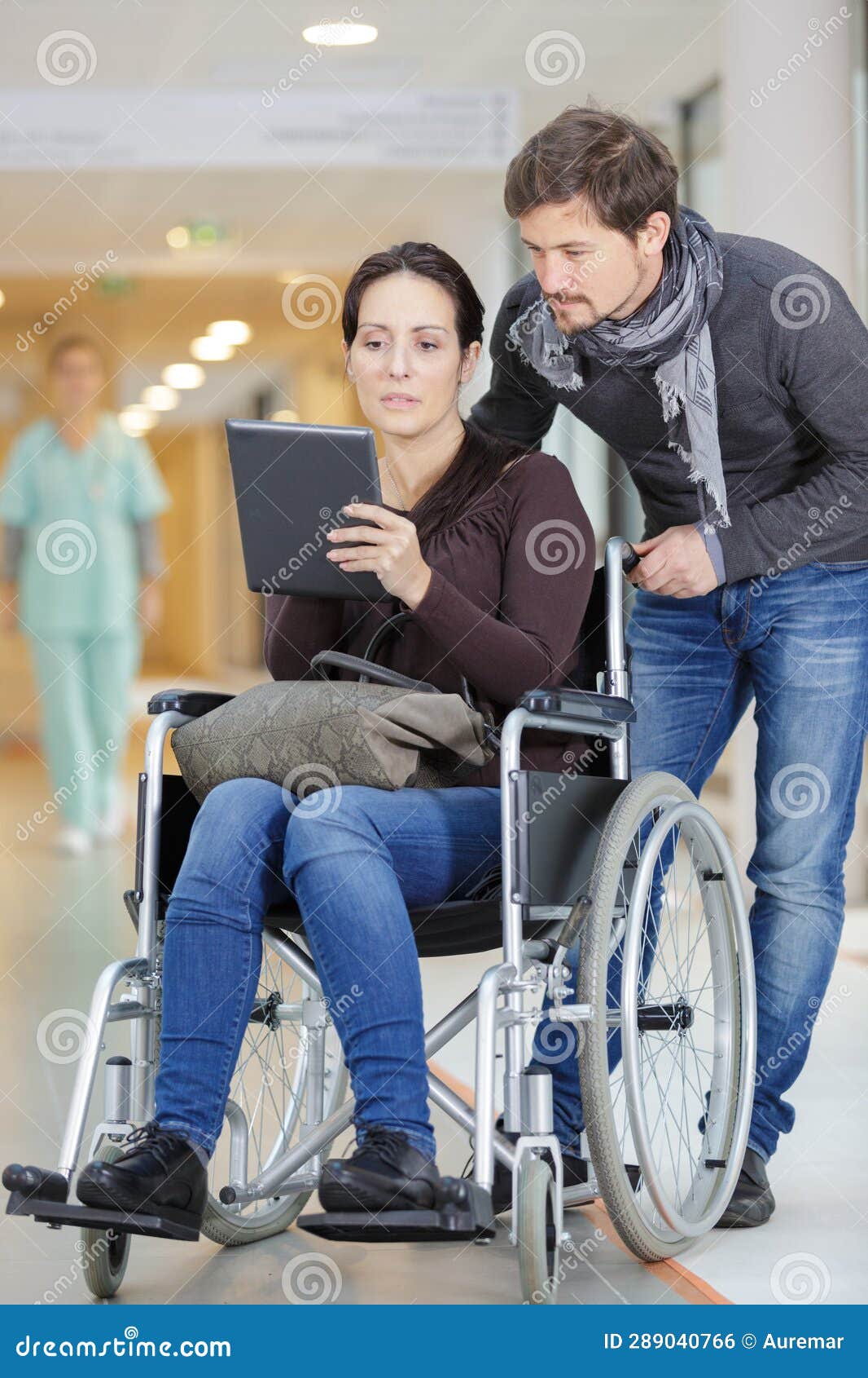 Freund Und Frau Im Rollstuhl Mit Digitaler Tablette Stockfoto - Bild von  mutterschaft, doktor: 289040766