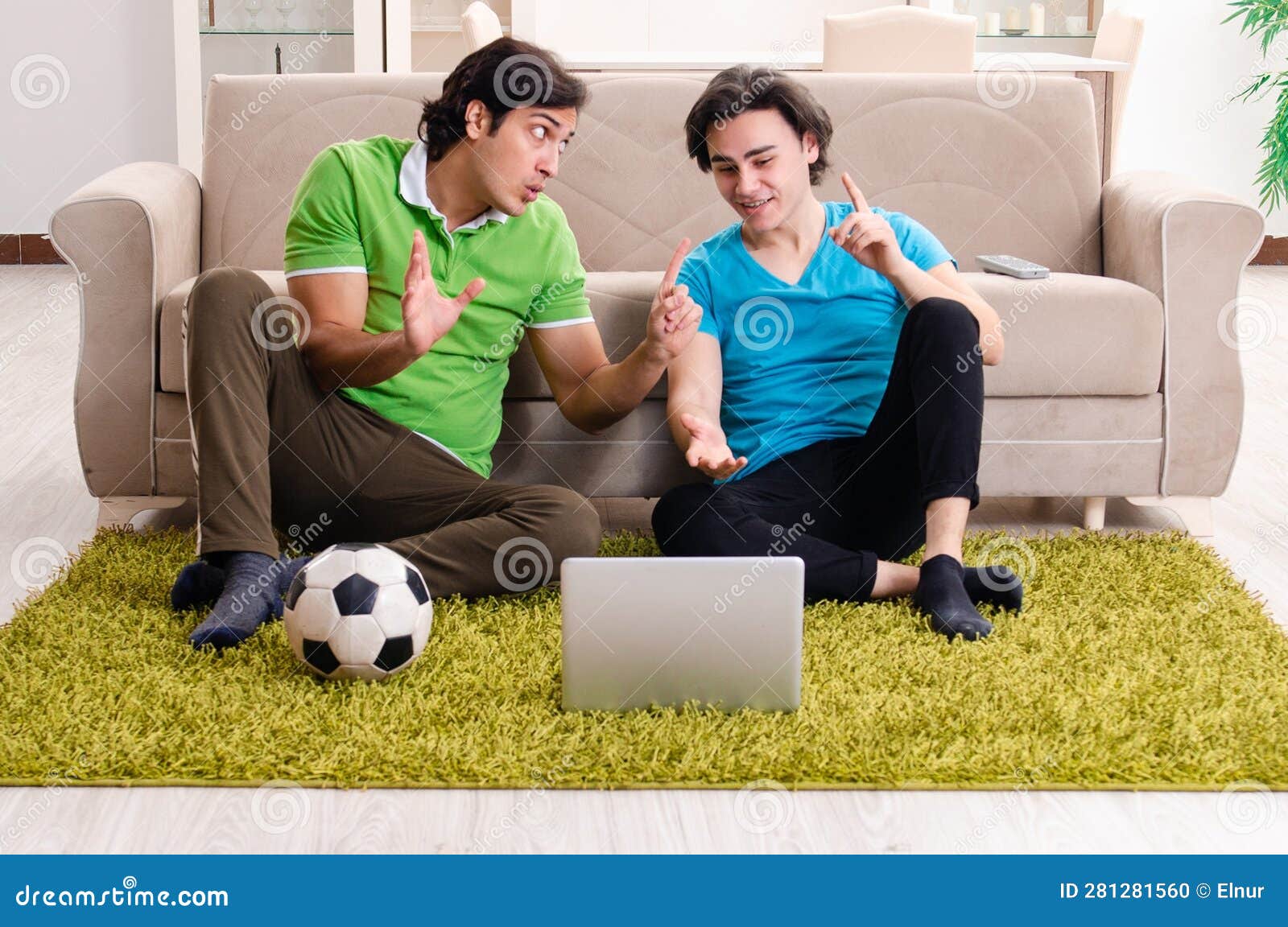 Freunde, Die Zu Hause Fußball Gucken Stockfoto