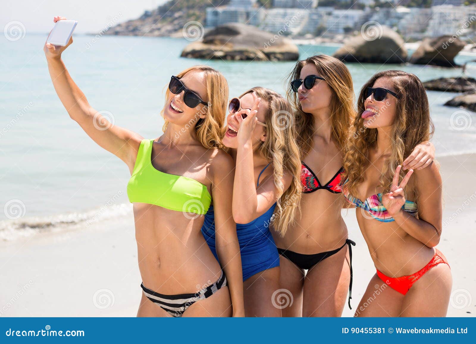 Freundinnen In Den Bikinis Die Selfie Am Strand Nehmen Stockbild Bild Von Aktivität Mann