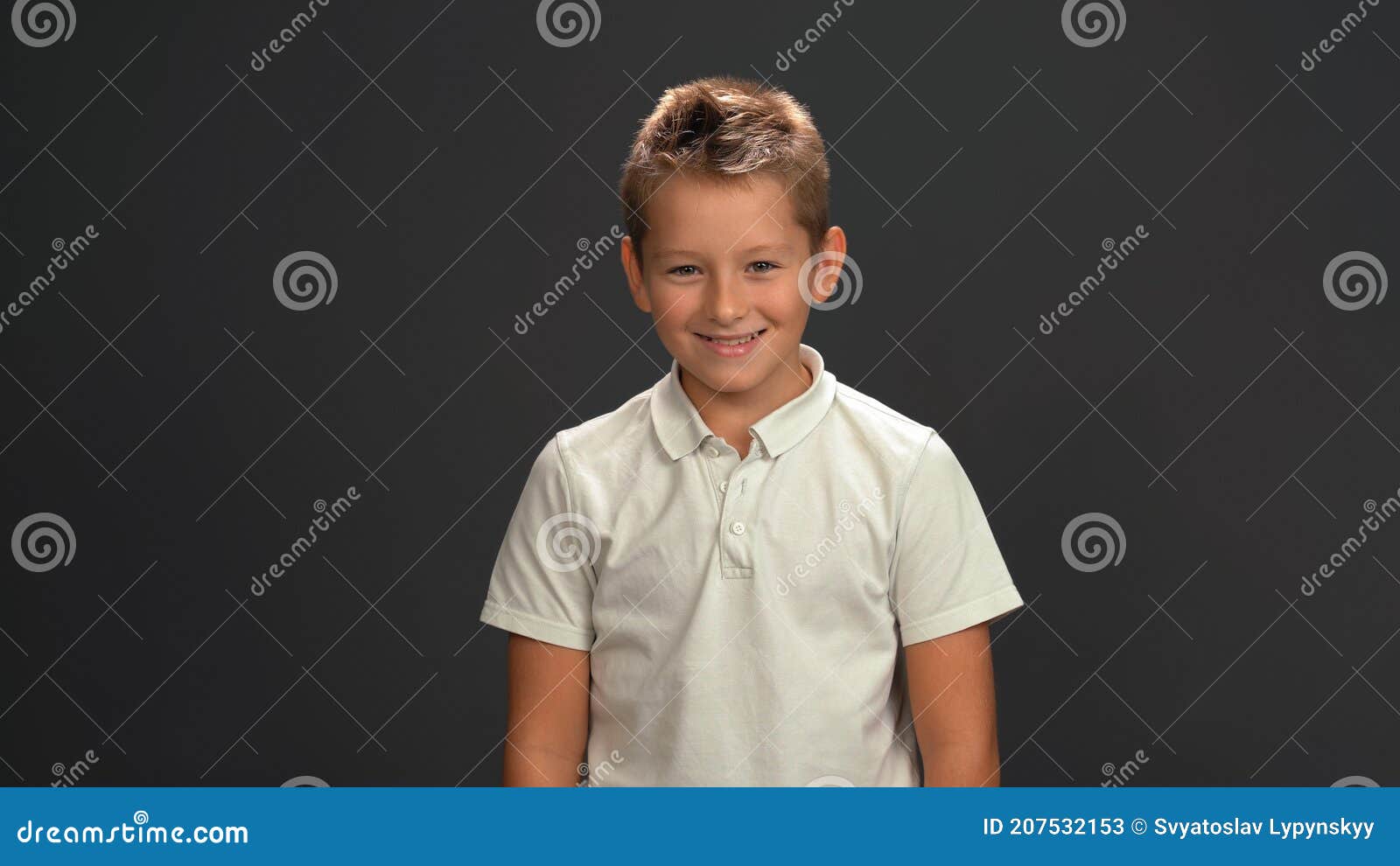 Vista de perfil de um homem bonito com cabelo loiro olhando para a câmera  ao ar livre