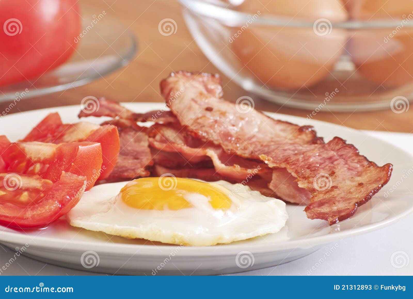 Fried egg with bacon stock image. Image of slice, restaurant 21312893