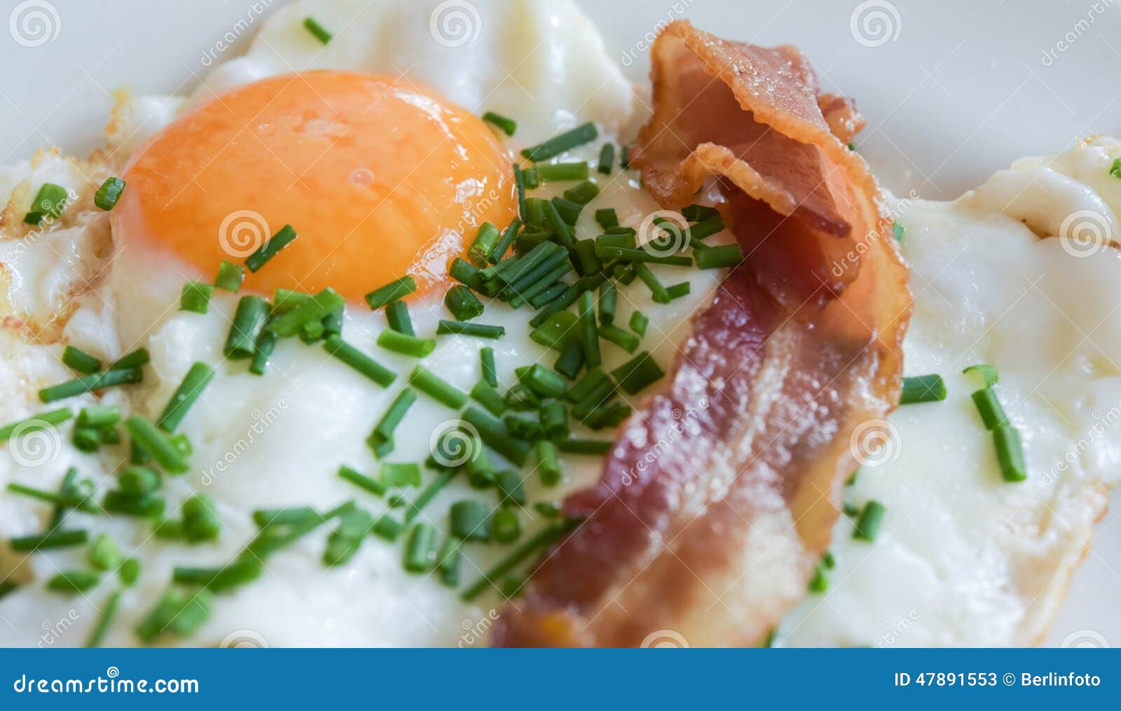 Fried Egg Chives et lard image stock. Image du côté, frit 47891553