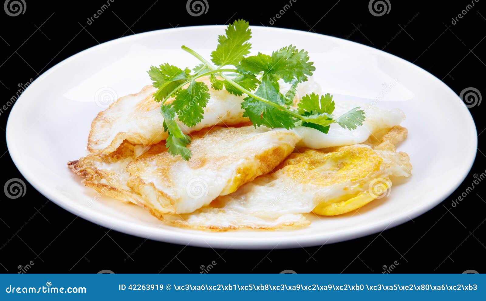 Fried Egg and Parsley in the Disc/isolation Black Background, Chinese