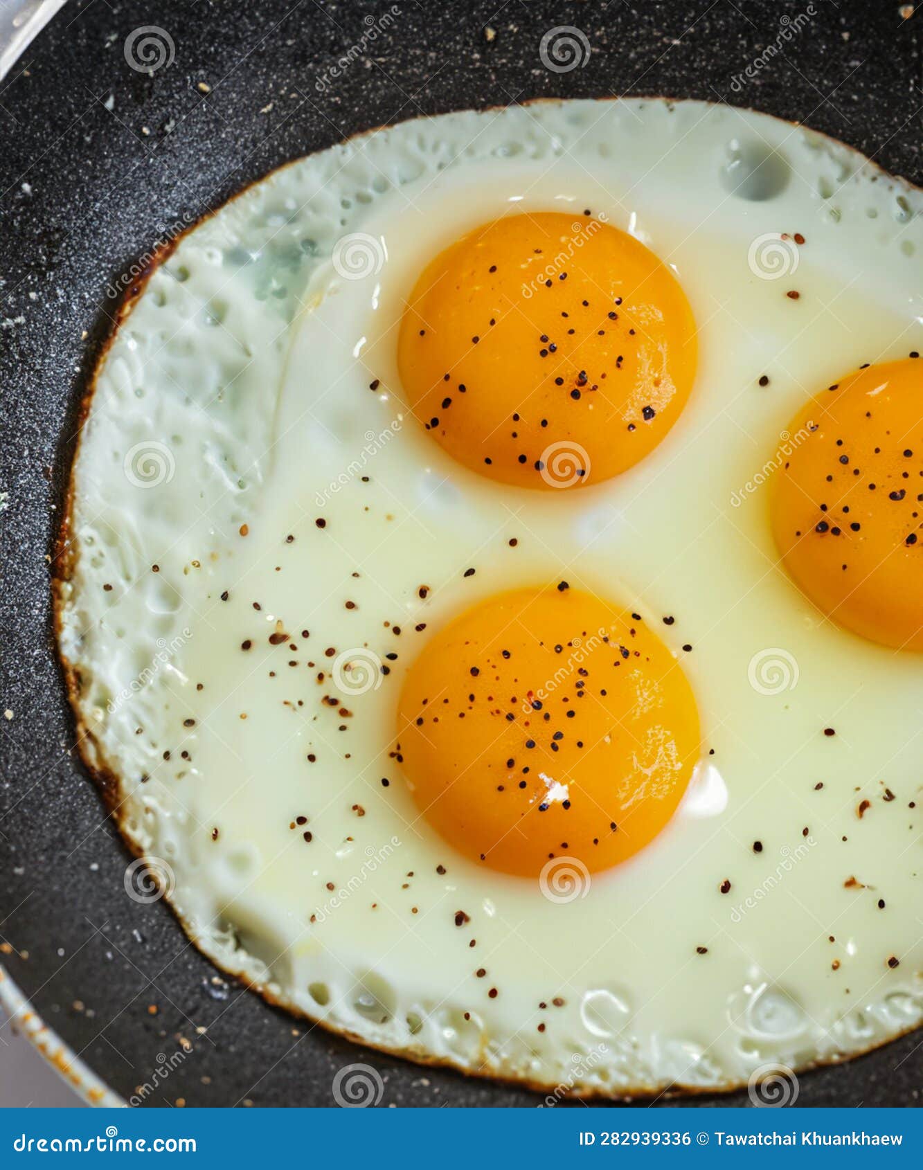 Fried Eggs in a Frying Pan for Breakfast Stock Illustration