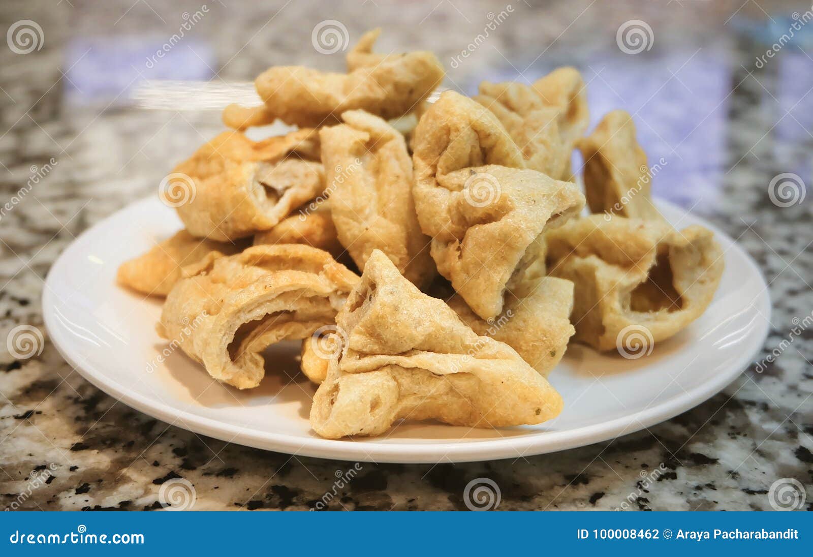 Fried Fish Meat Ball Profundo En El Plato Blanco Foto de archivo