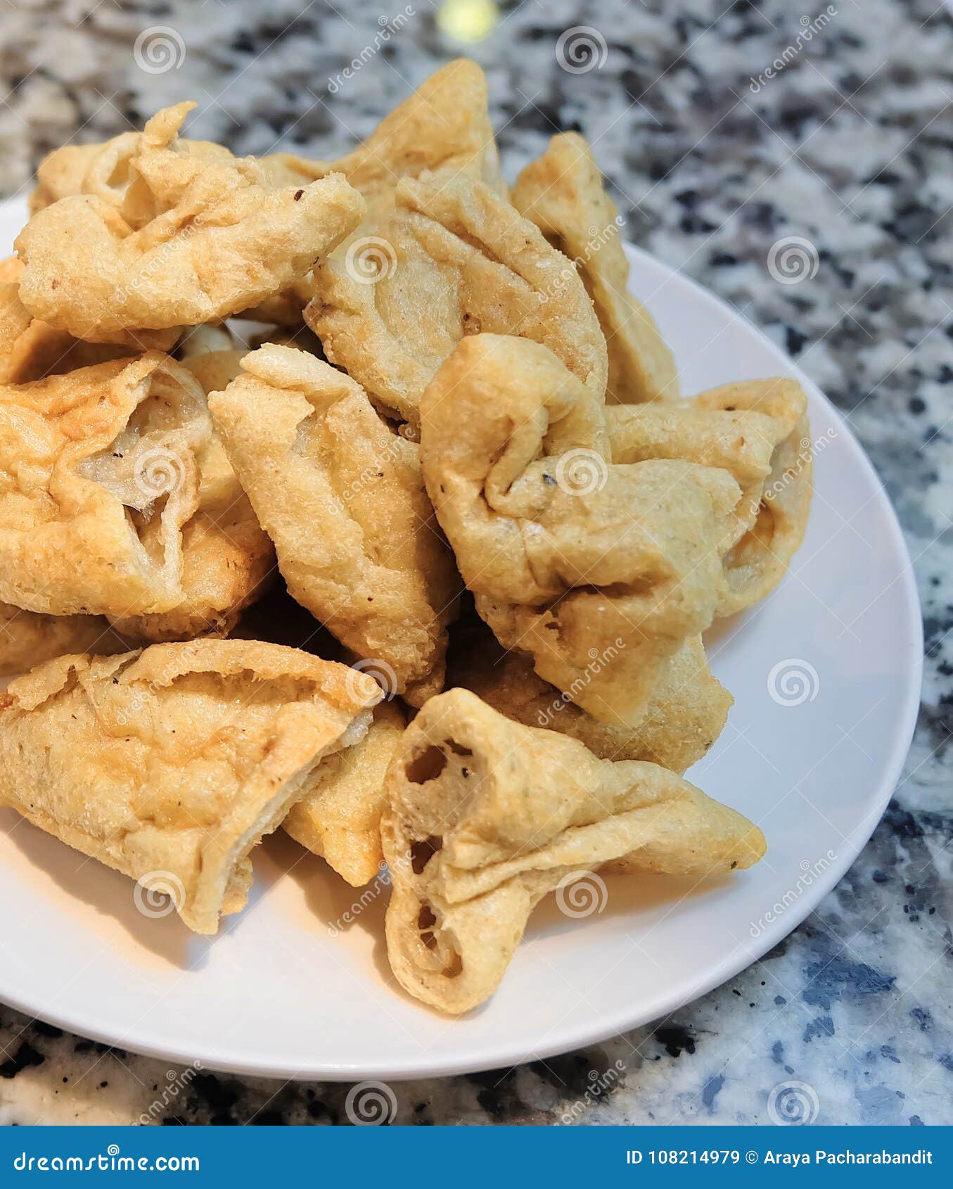 Fried Fish Meat Ball Profundo En El Plato Blanco Imagen de archivo