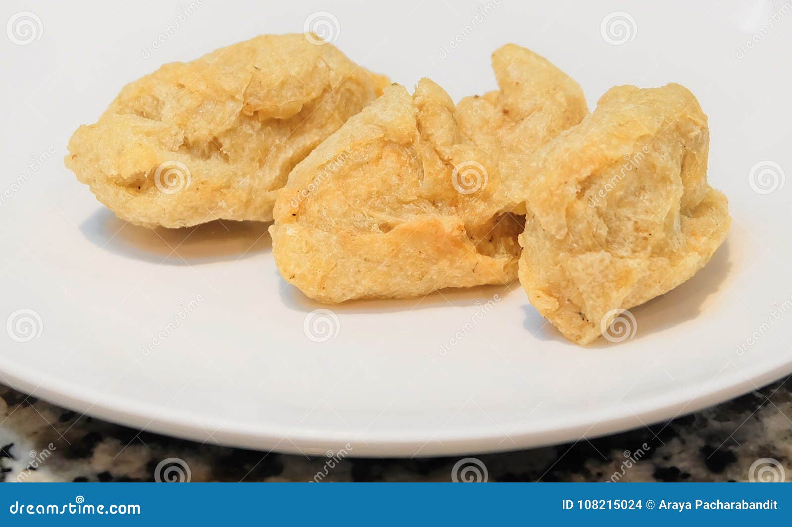 Fried Fish Meat Ball Profundo En El Plato Blanco Foto de archivo