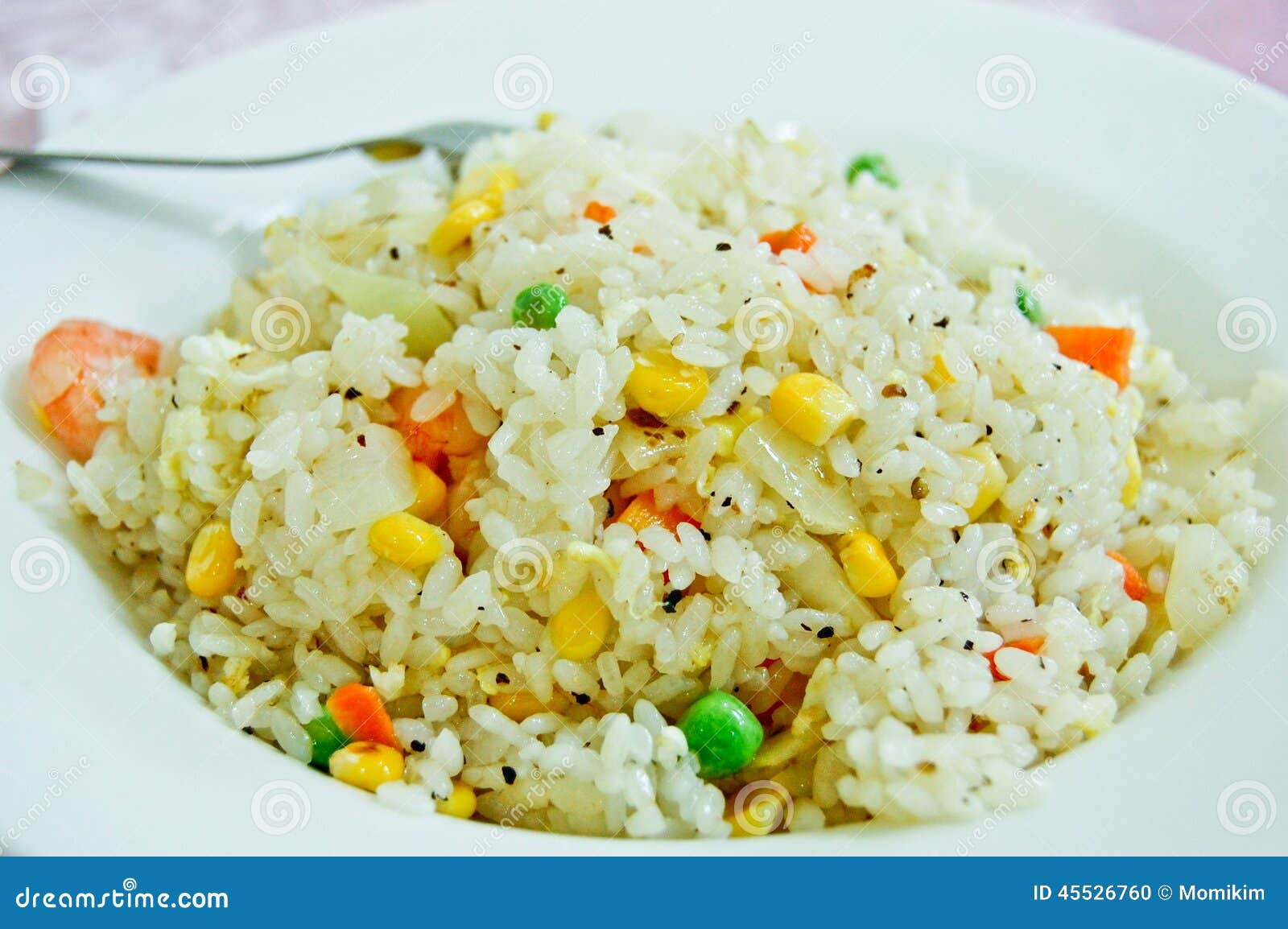 Fried Rice With Shrimp And blandade grönsaker. Kinesisk stil stekte ris med räkor och blandade grönsaker (haricot vert, havre och morötter
