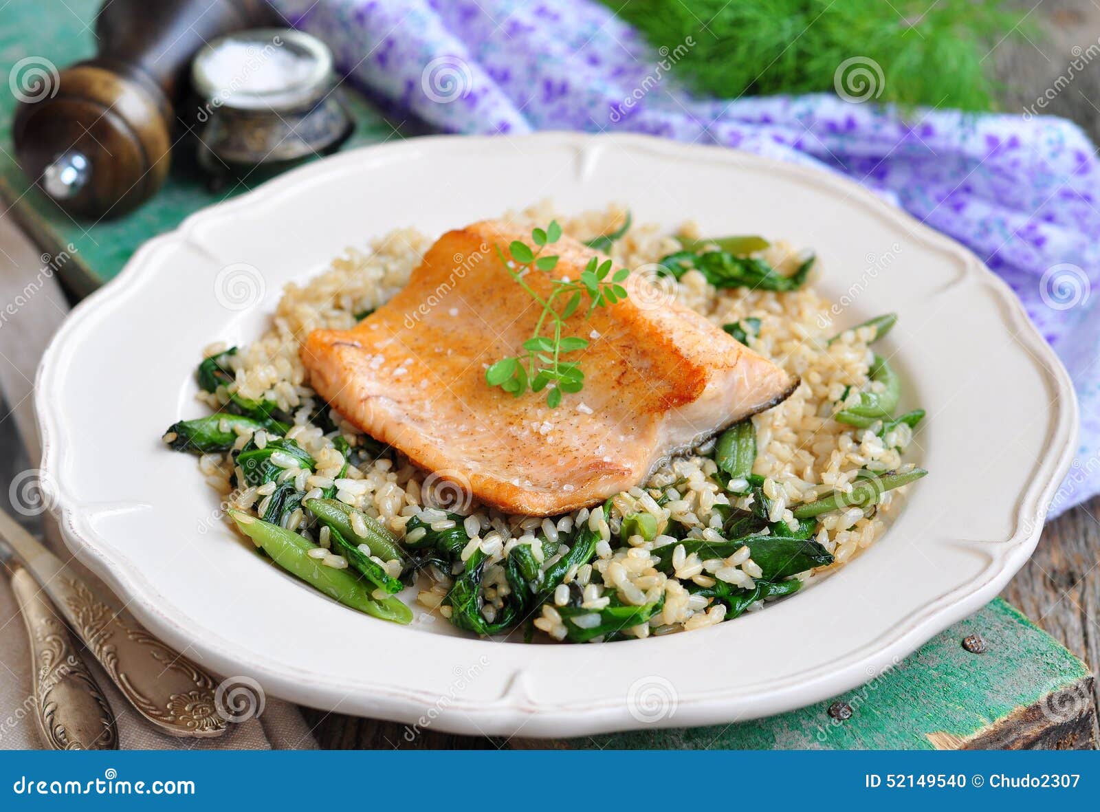 fried salmon with brown rice, spinach and leguminous kidney bean