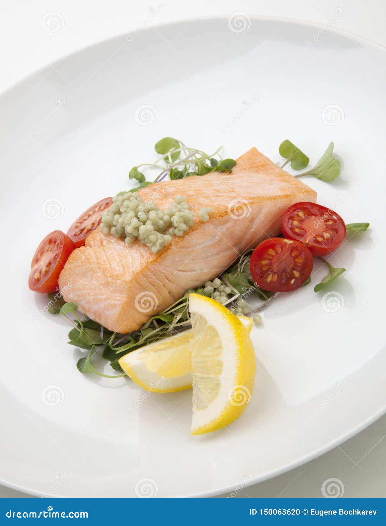 Lachs mit Wespabi-Kaviar stockfoto. Bild von abendessen - 150063620