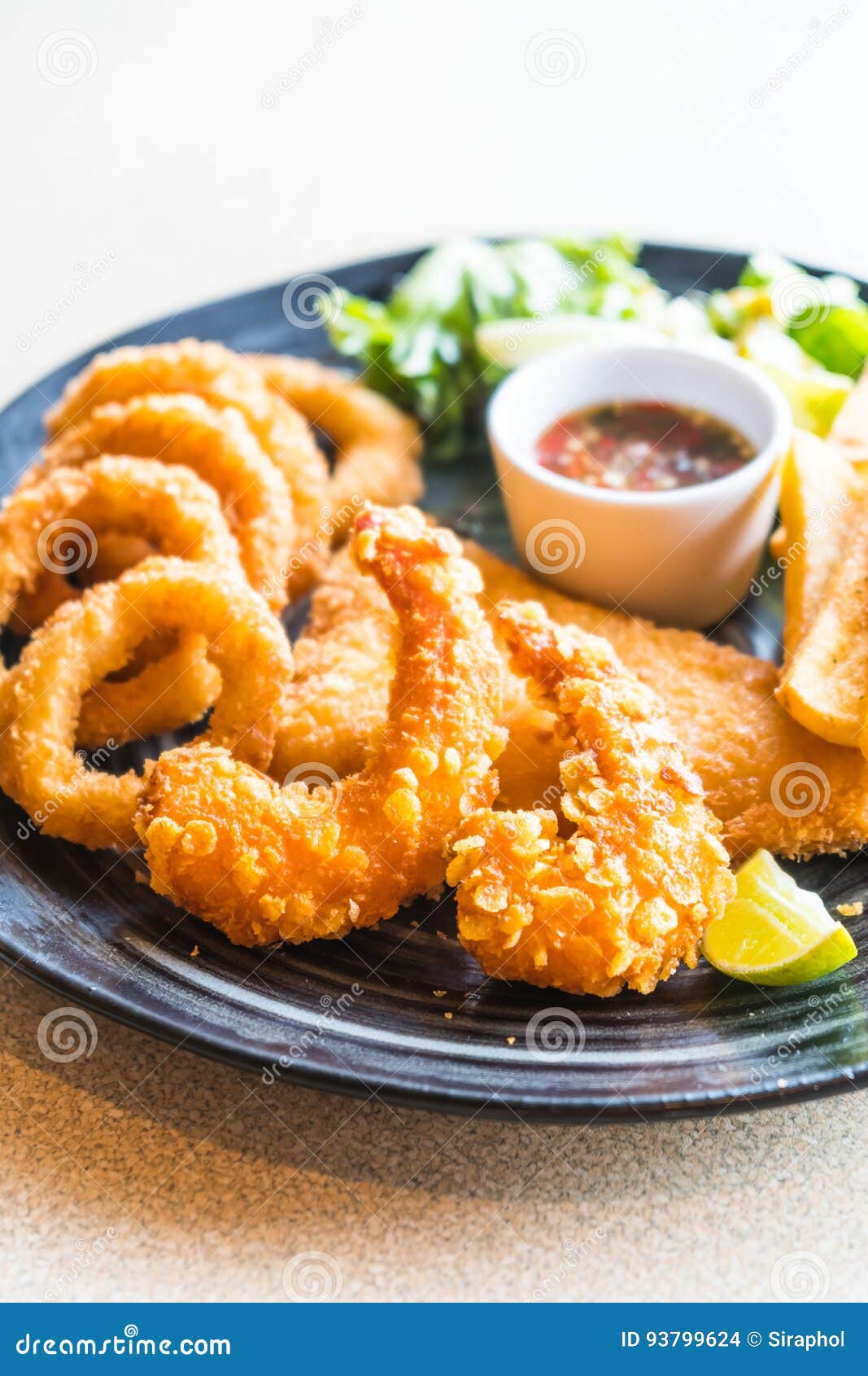 Fried Seafood Platter foto de stock. Imagem de fritado 93799624