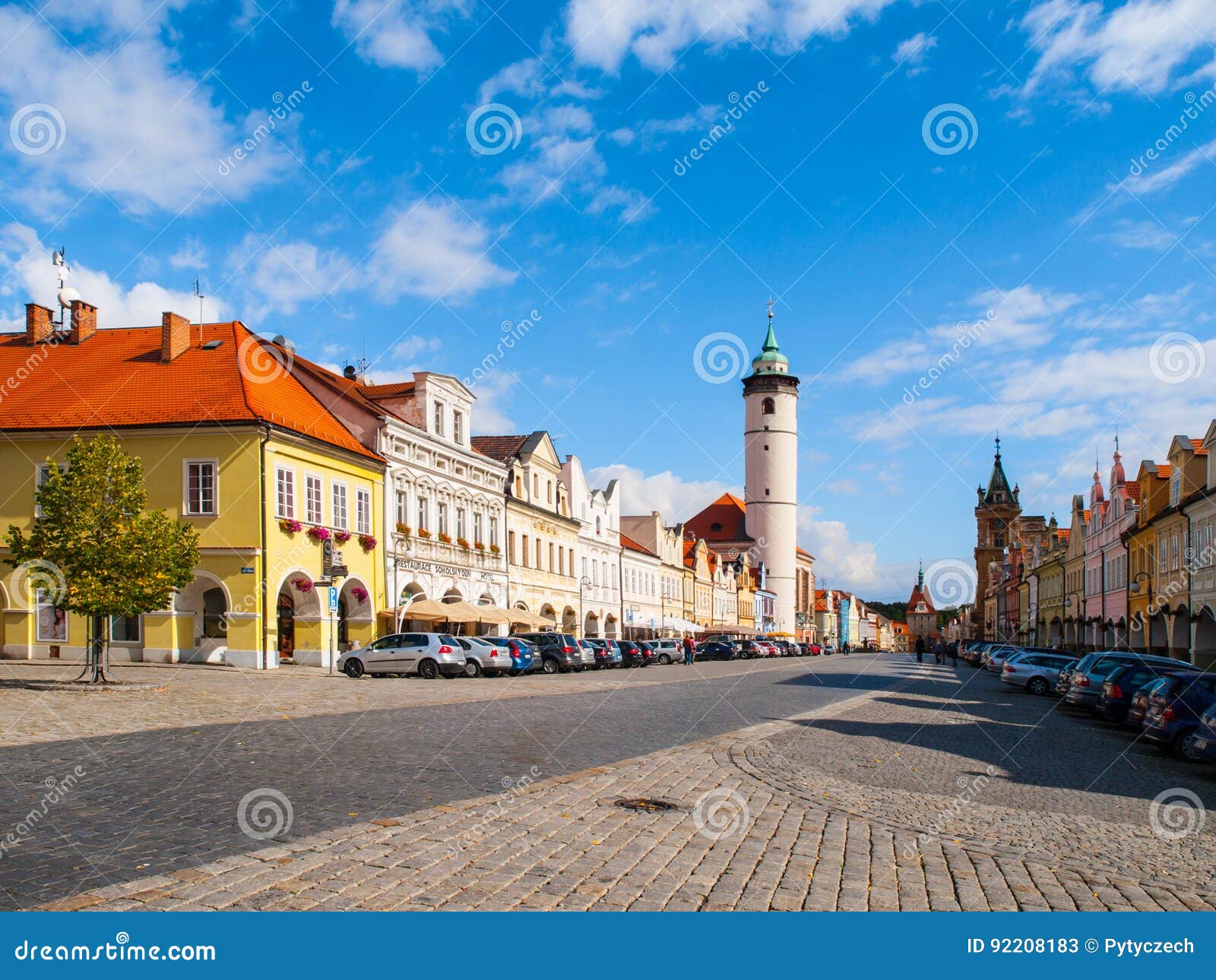 Friedensquadrat Mit Weissem Turm Von Domazlice Am Sonnigen Tag Tschechische Republik Stockbild Bild Von Wolke Blau 92208183