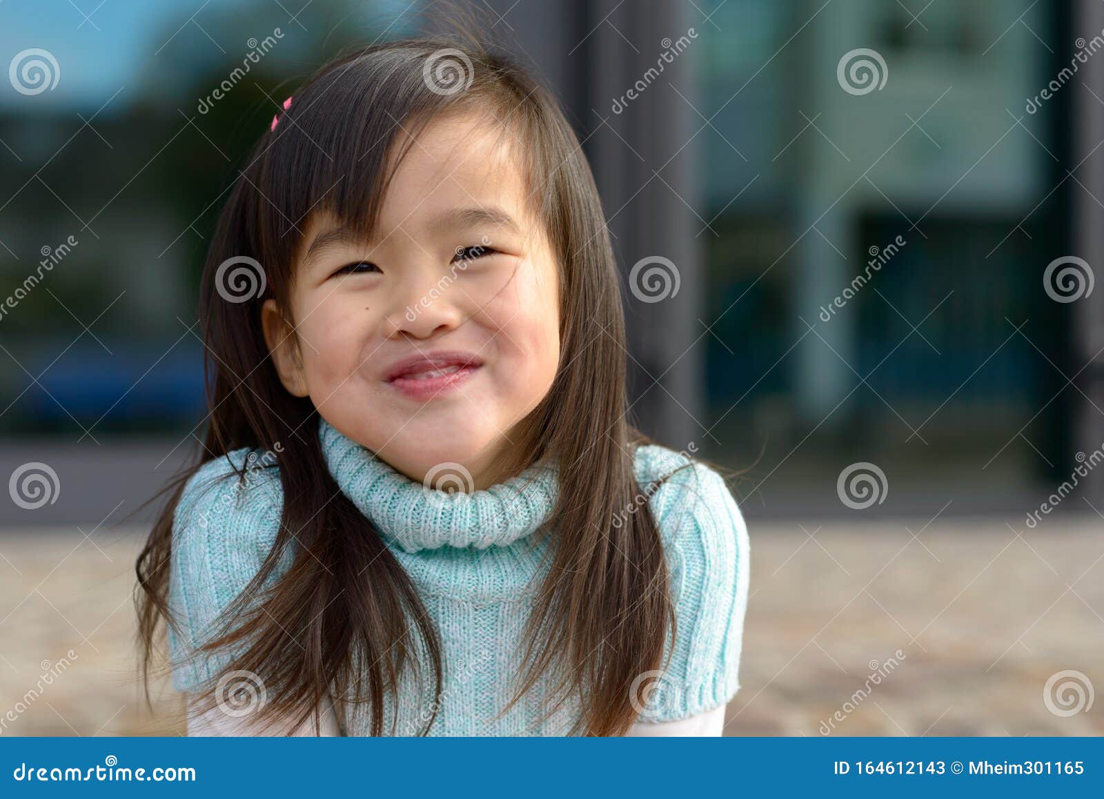 A little asien girl smiling