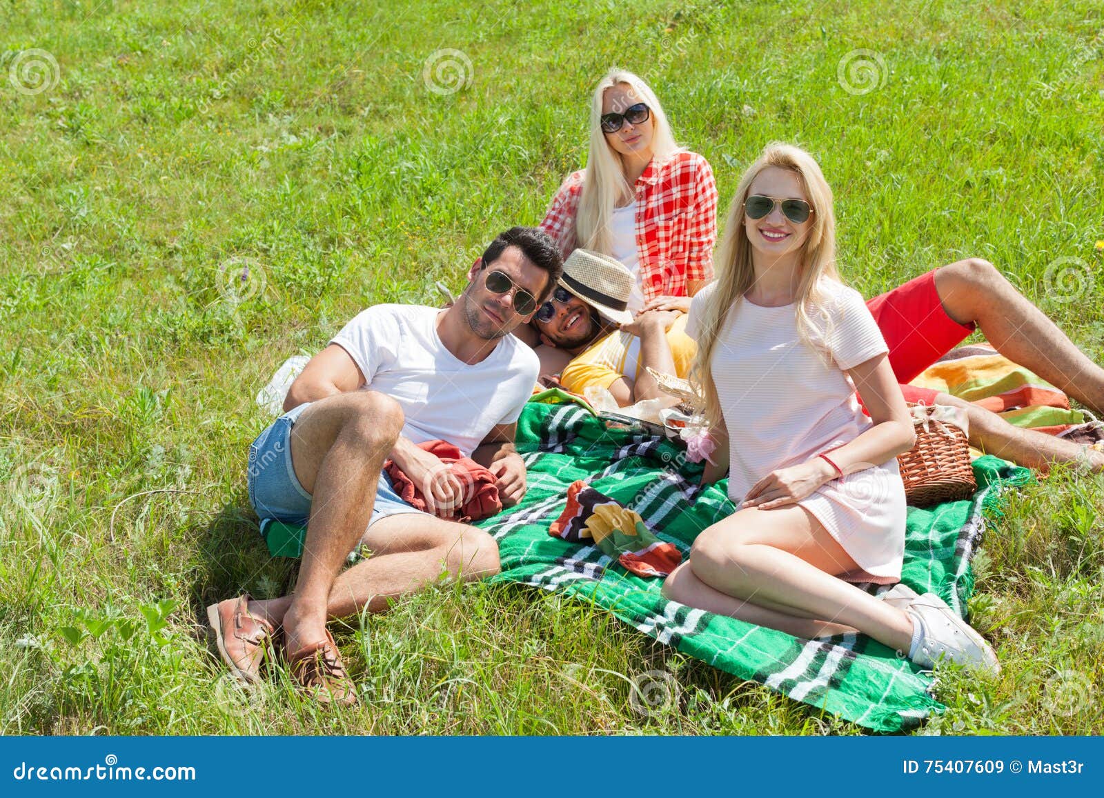 Блондинка присосалась к члену друга на пикнике
