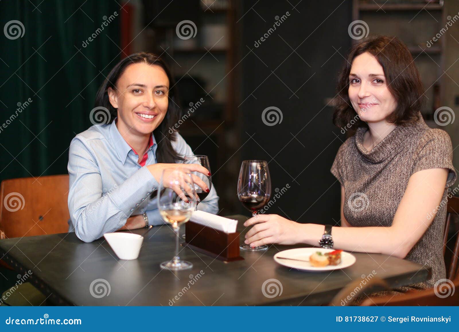 Person holding clear wine glass with red wine photo – Free Cheers