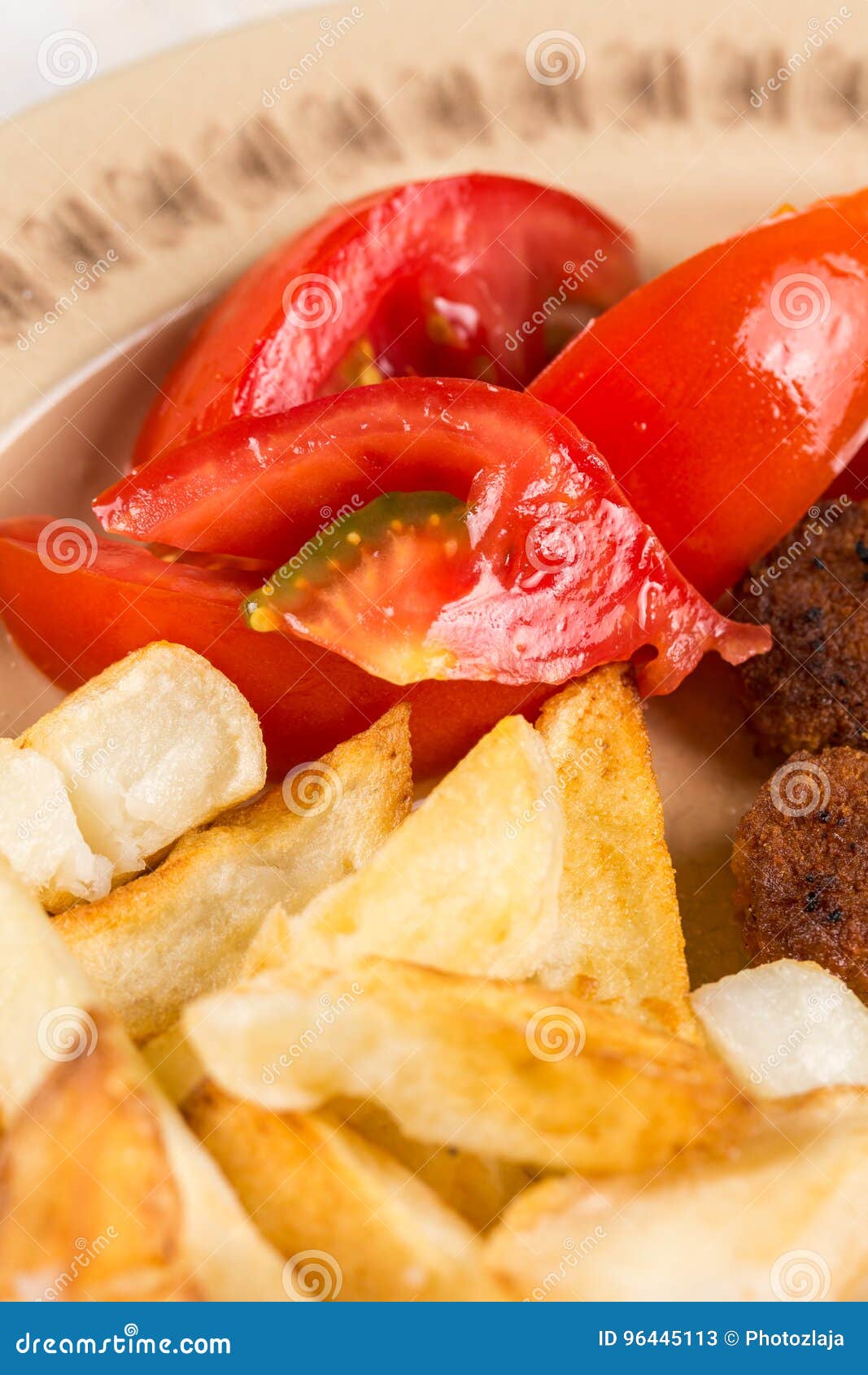 Frieten Met Tomatensalade in Closeupmacro Stock Afbeelding Image of