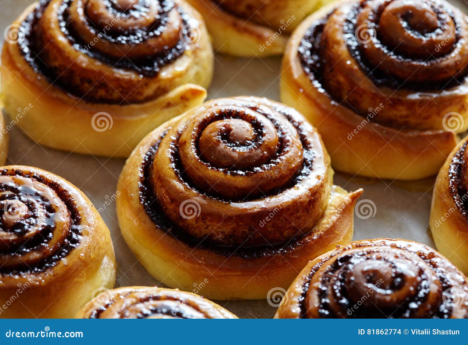 Frisch Gebackene Brötchen Mit Zimt Und Gewürzen Nahaufnahme Rollenbrot ...