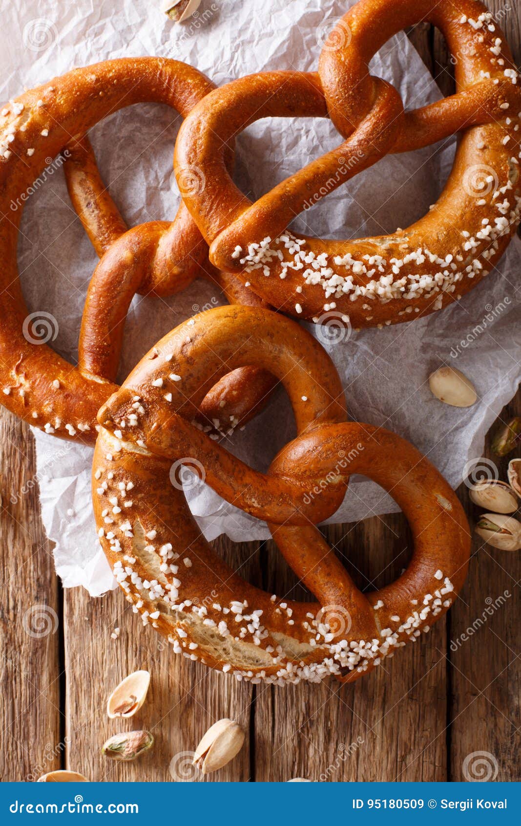 Frisch Gebackene Weiche Brezel Mit Dem Großzügigen Besprühen Groben Sa ...