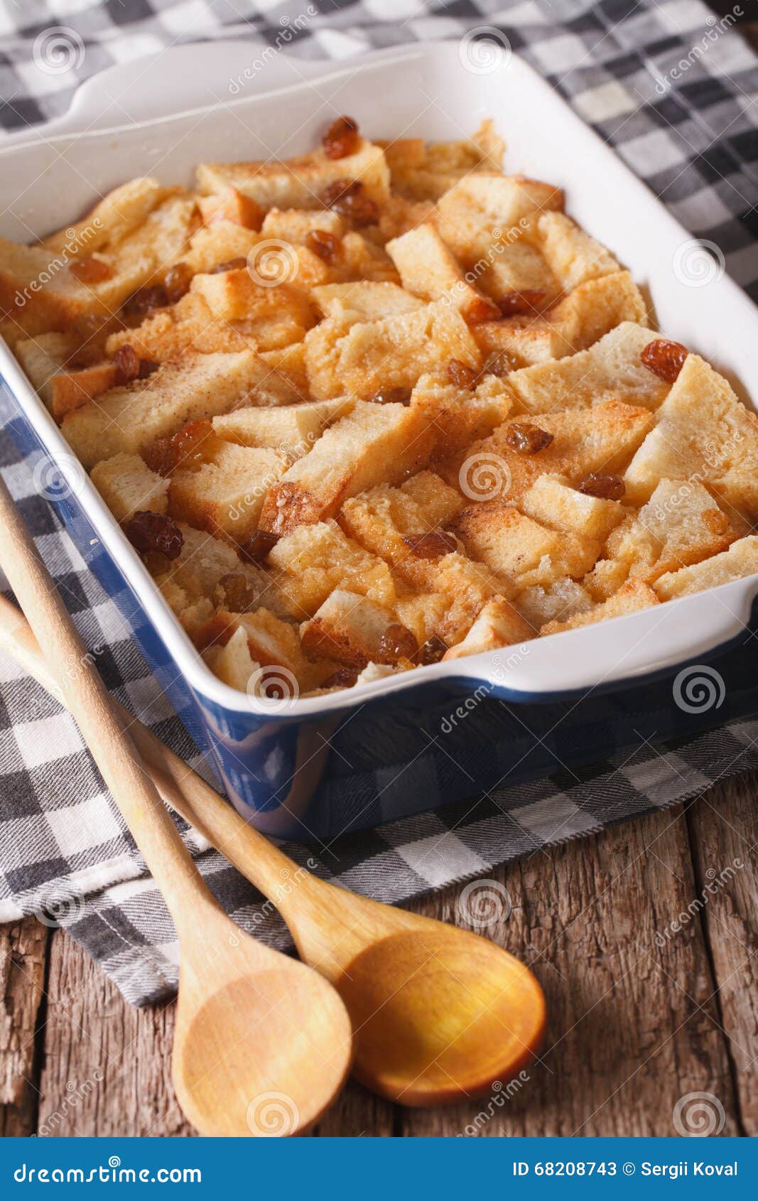 Frisch Gebackener Brotpudding Mit Rosinen Nah Oben in Der Backform ...