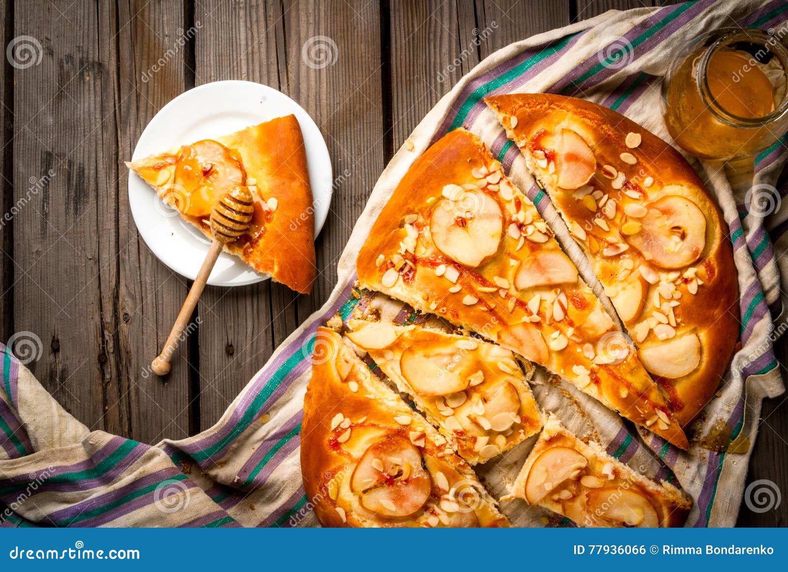 Frisch Zubereiteter Frucht Focaccia Kuchen Mit Birnen Und Mandeln ...