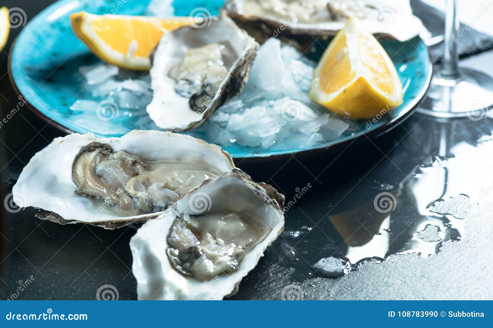 Frische Austernnahaufnahme Auf Der Blauen Platte, Tabelle Mit Austern ...