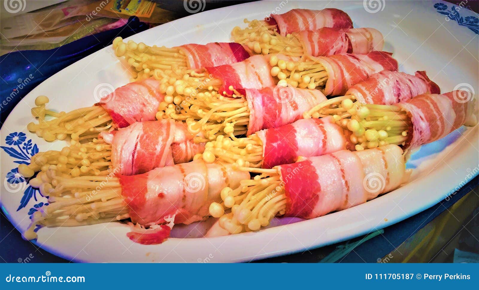 Frische Enoki-Pilze Eingewickelt Im Speck Bereit Zu Grillen Stockbild ...