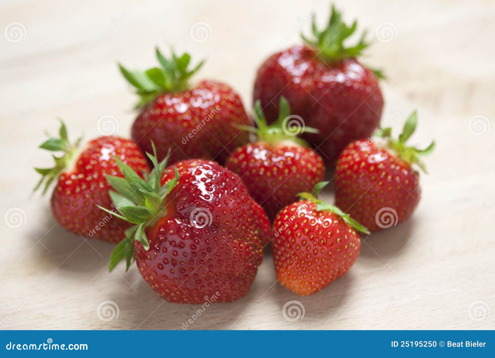 Frische Erdbeeren stockfoto. Bild von erdbeere, frech - 25195250