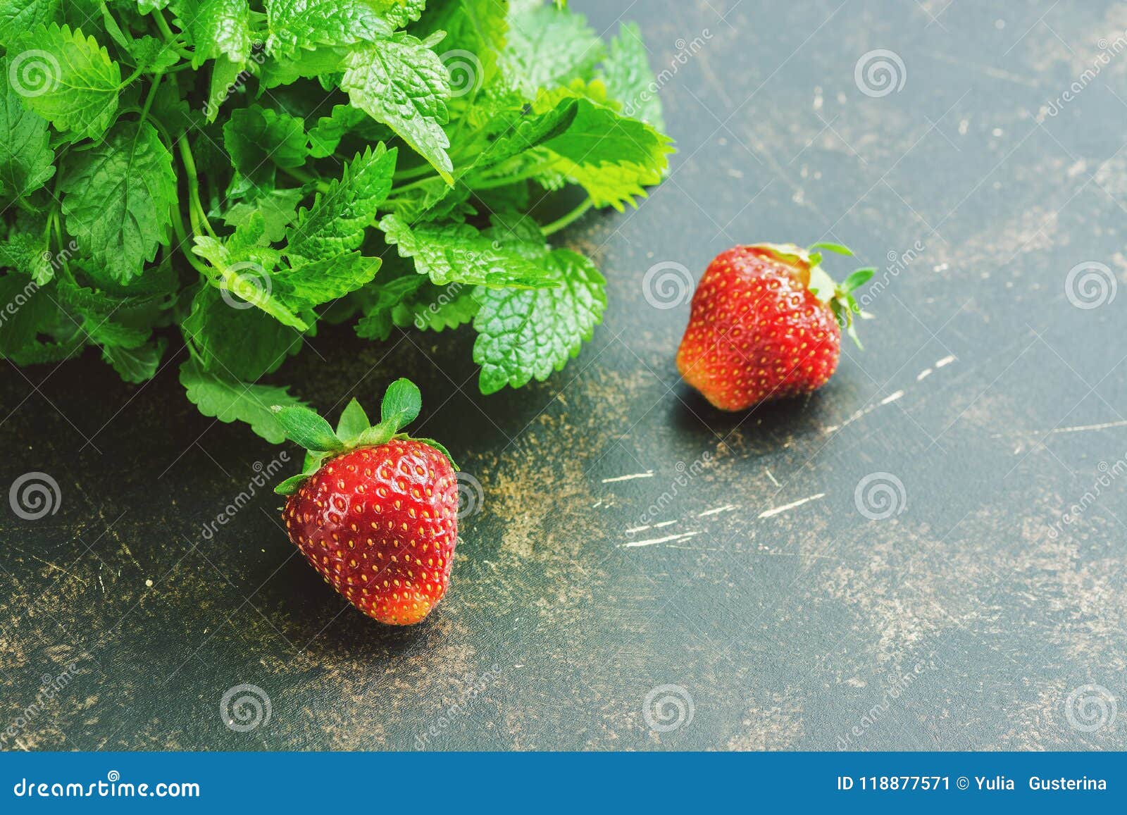 Frische Erdbeeren Und Minze Auf Einem Dunklen Hintergrund Selektiver ...