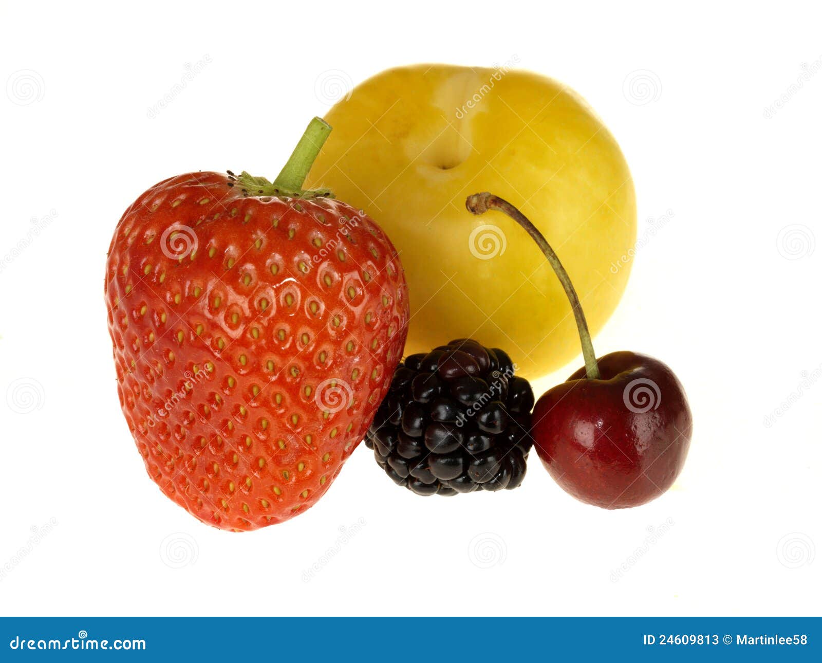 Frische Frucht. Frische Sommerfruchtpflaumekirscherdbeerebrombeere trennte weißen Hintergrund