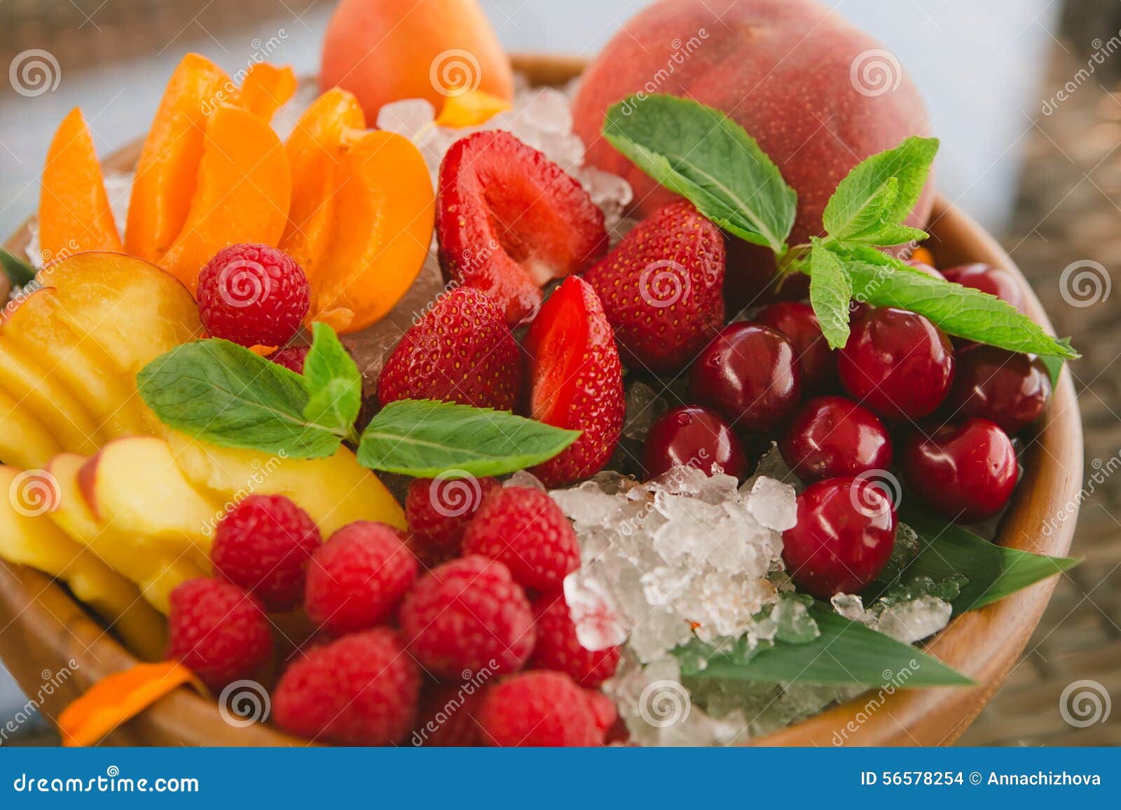 Frische Frucht mit Eis stockfoto. Bild von wald, gesund - 56578254