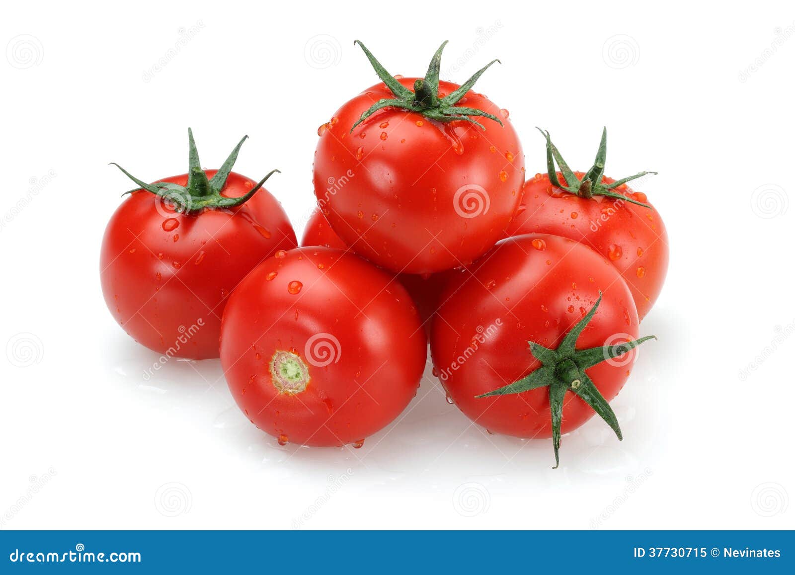 Frische Tomate lokalisiert auf weißem Hintergrund. Makroschuß.