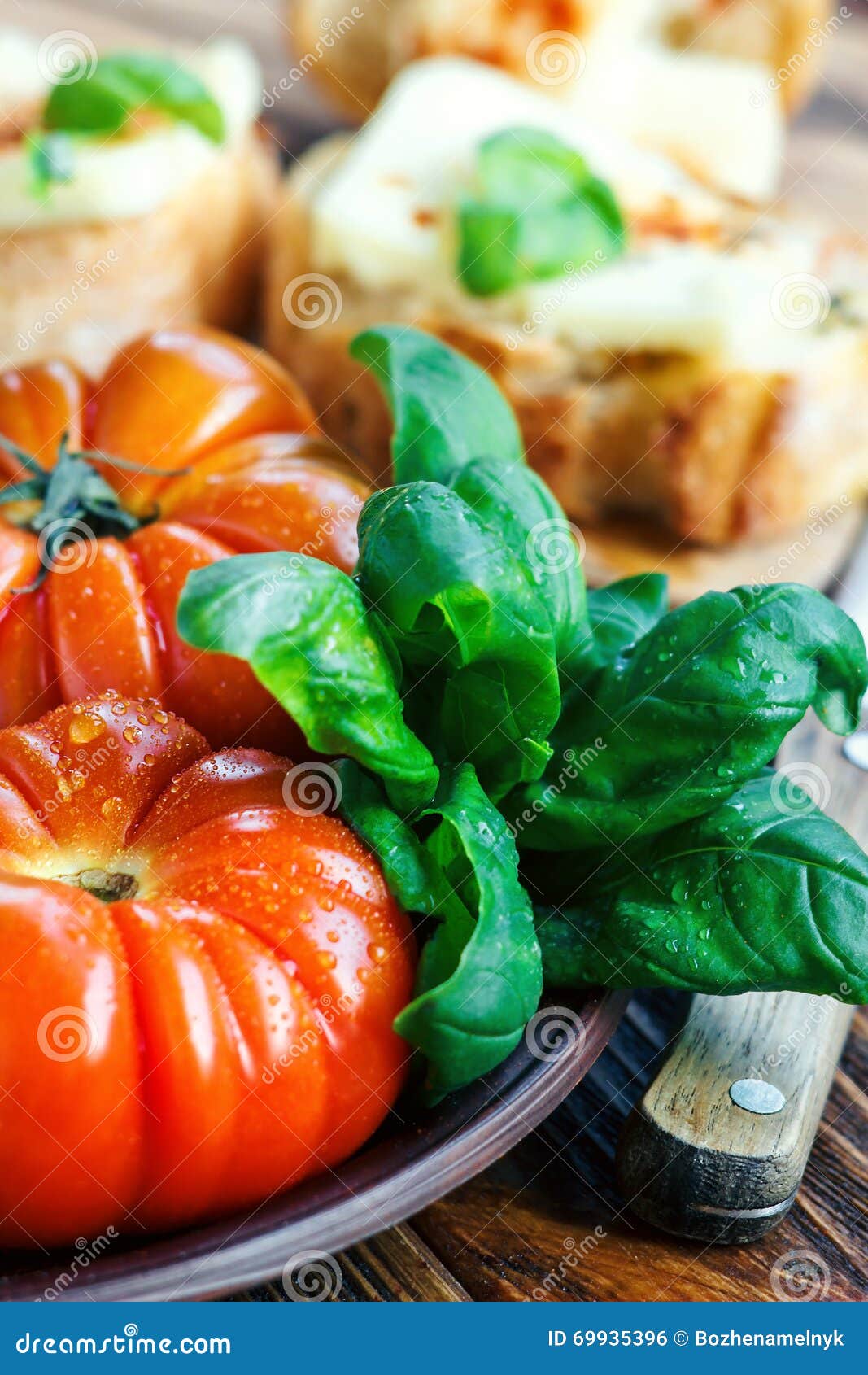 Frische Tomaten mit Basilikum für Gebrauch, wie, Bestandteile mit Kopienraum kochend Tomaten mit Basilikum auf Holztischhintergrund Rote und grüne Pfeffer und Olivenölglas