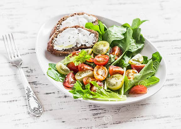 Frische Tomaten Und Gartenkräuter Salat Und Käsesandwich Auf Einer ...
