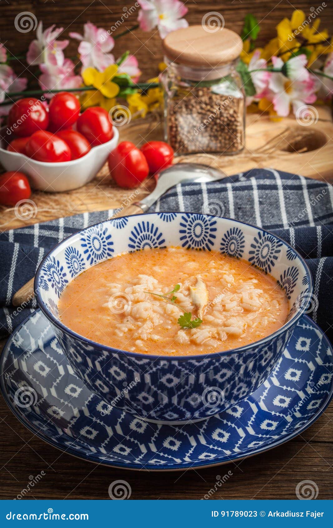 Frische Tomatensuppe Mit Reis Stockbild - Bild von sahne, schüssel ...