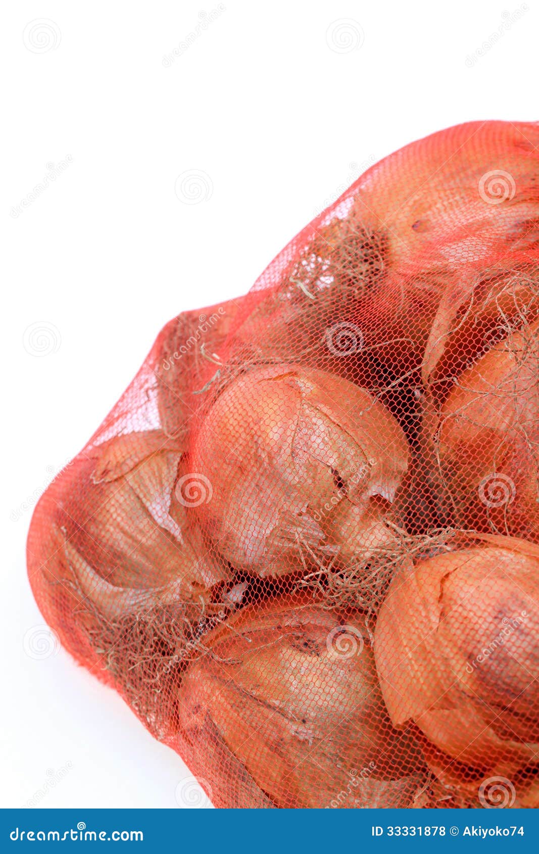 Frische Zwiebeln in einem roten Plastiknetz auf einem weißen Hintergrund