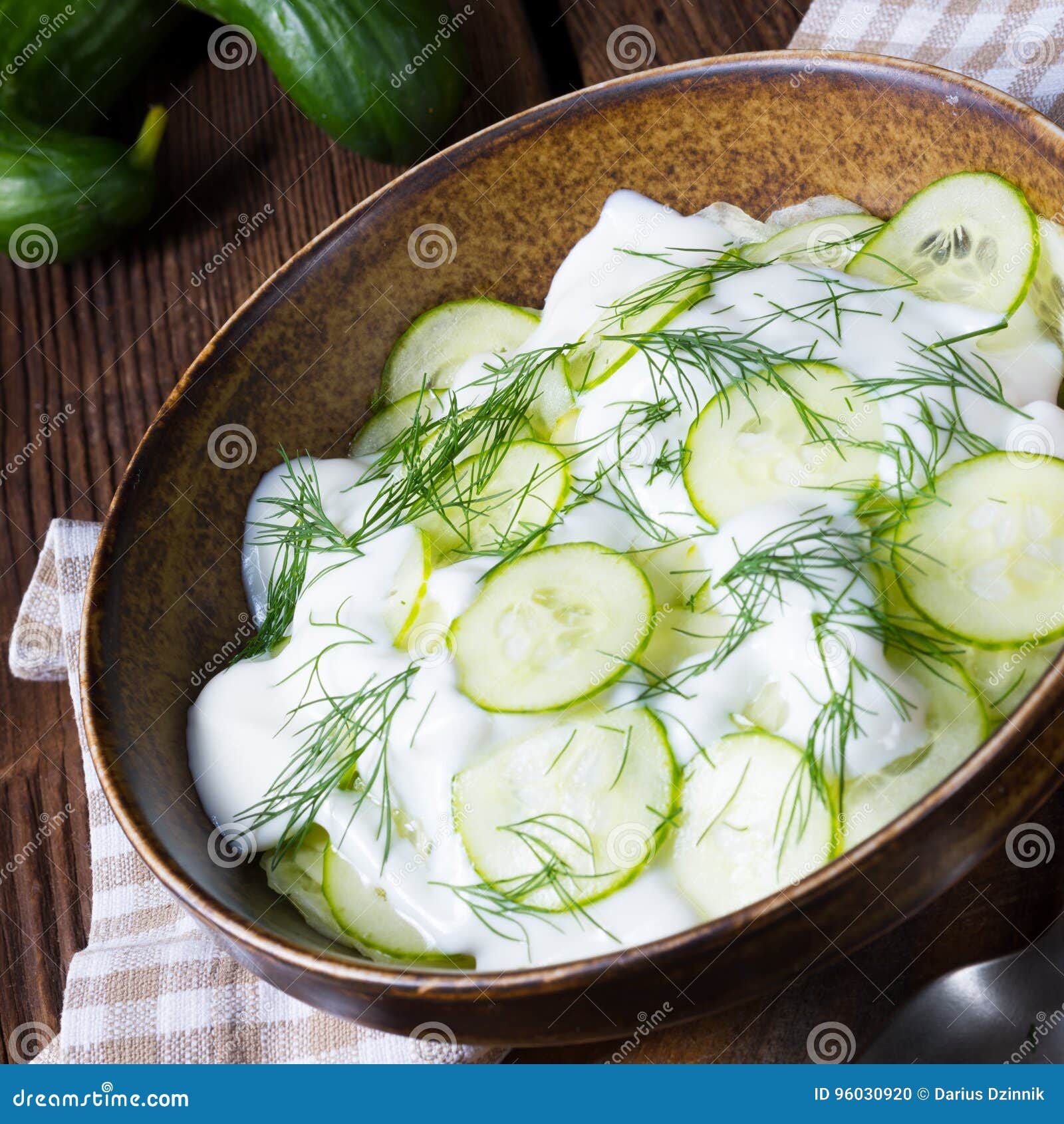 Frischer Gurkensalat Mit Jogurt Und Jungen Kartoffeln Stockfoto - Bild ...