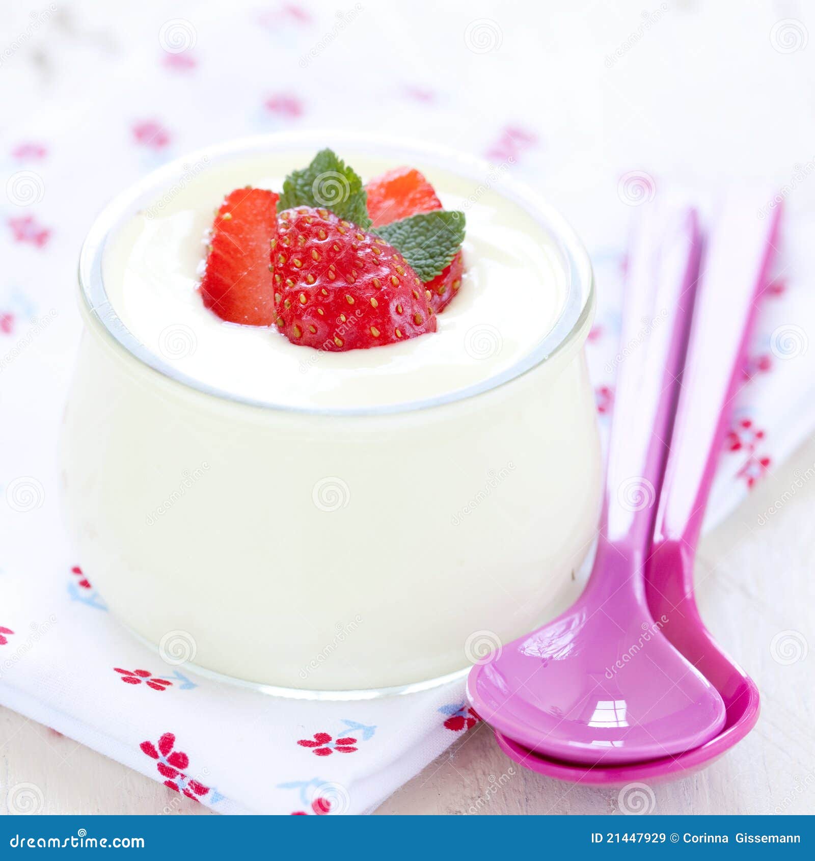 Frischer Joghurt Mit Erdbeeren Stockbild - Bild von frech, quarks: 21447929