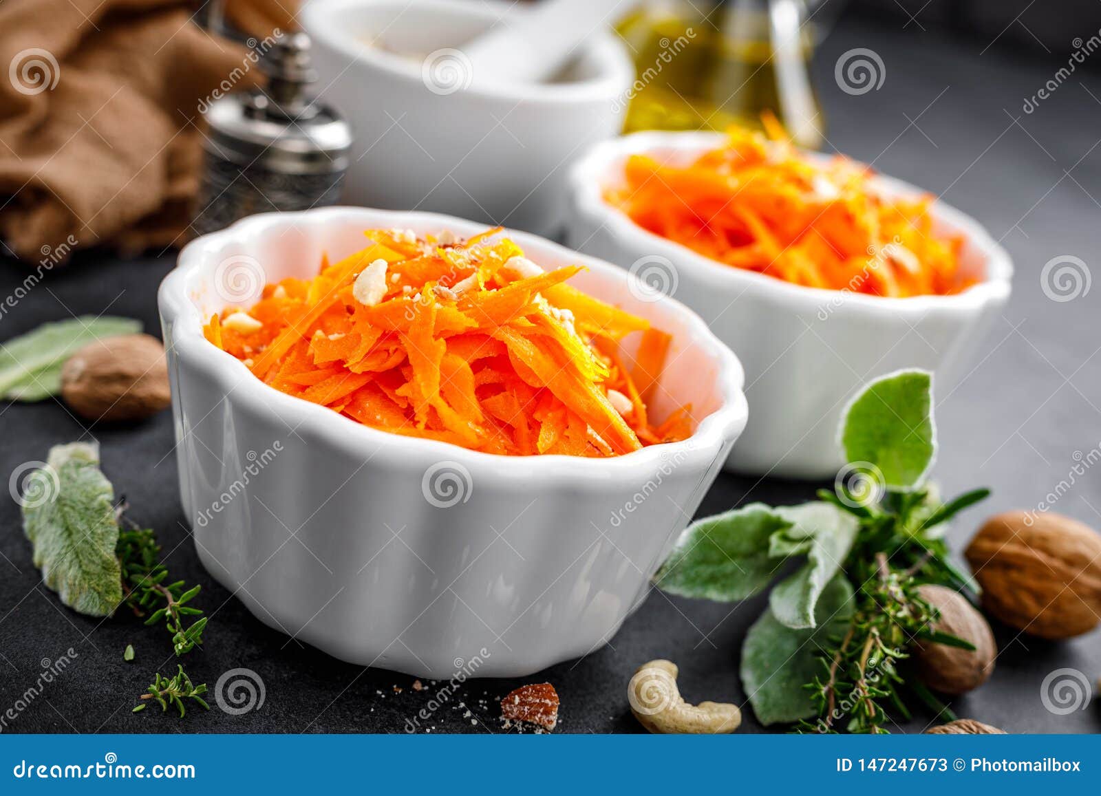 Frischer Karottensalat Mit ?l Und N?ssen Stockbild - Bild von mahlzeit ...