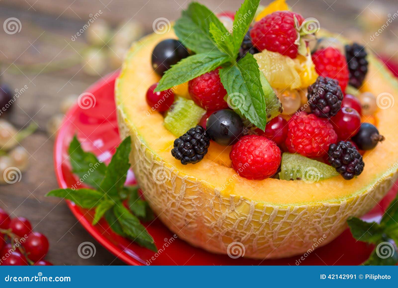 Frischer Obstsalat in Der Melone Stockbild - Bild von köstlich ...