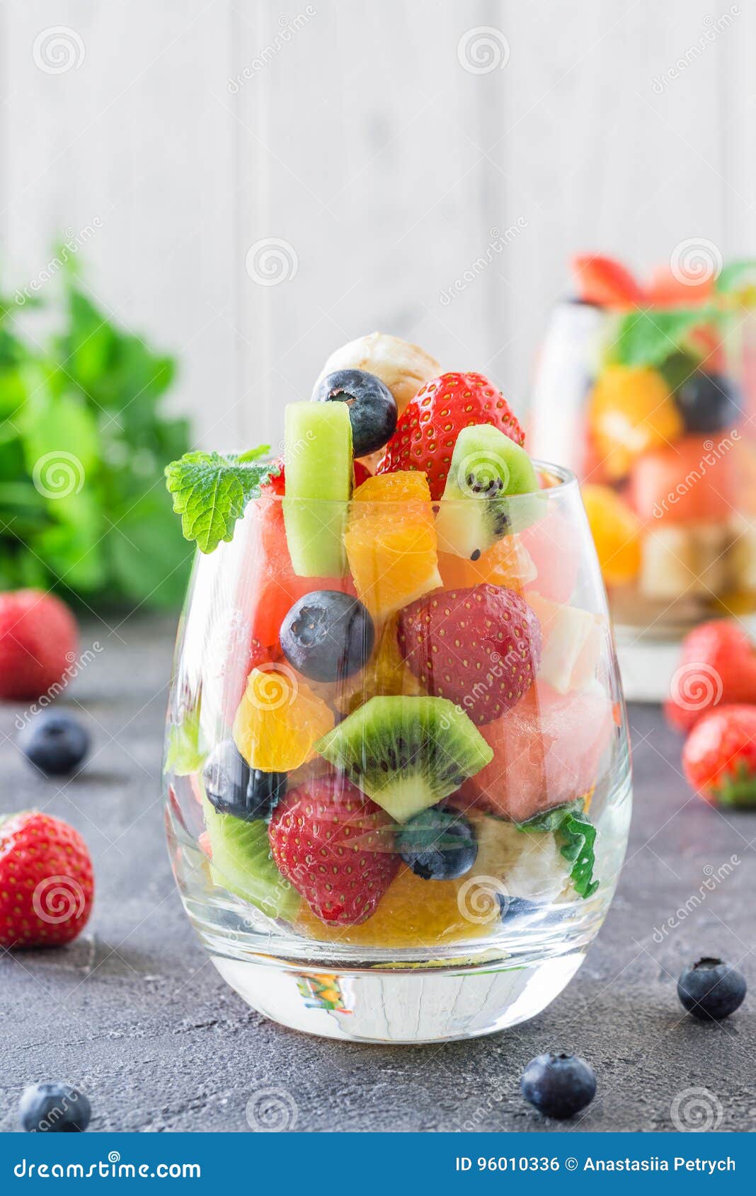 Frischer Obstsalat im Glas stockfoto. Bild von sortiert - 96010336