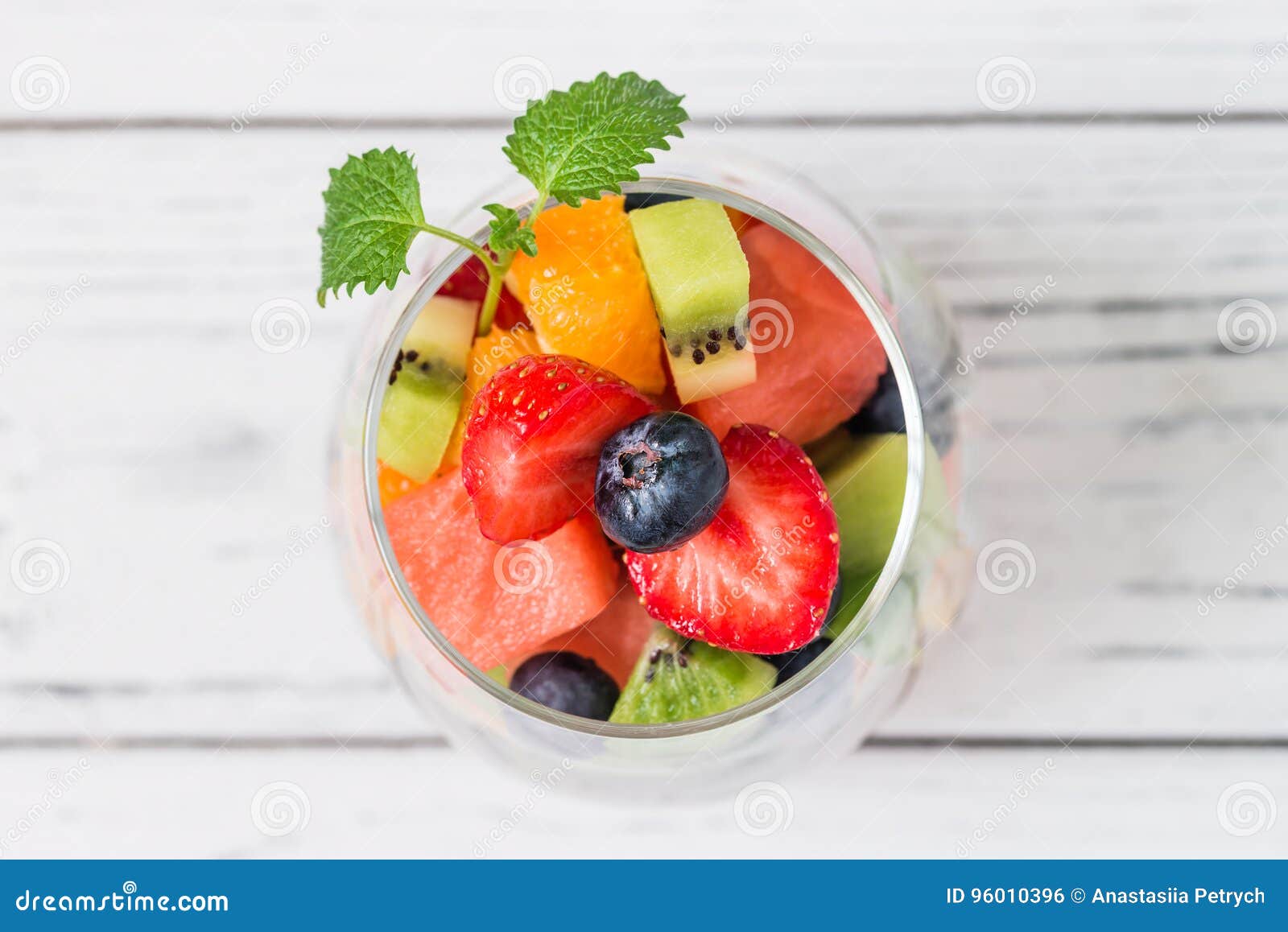 Frischer Obstsalat im Glas stockfoto. Bild von salat - 96010396 Frischer Obstsalat im Glas stockfoto. Bild von salat - 96010396