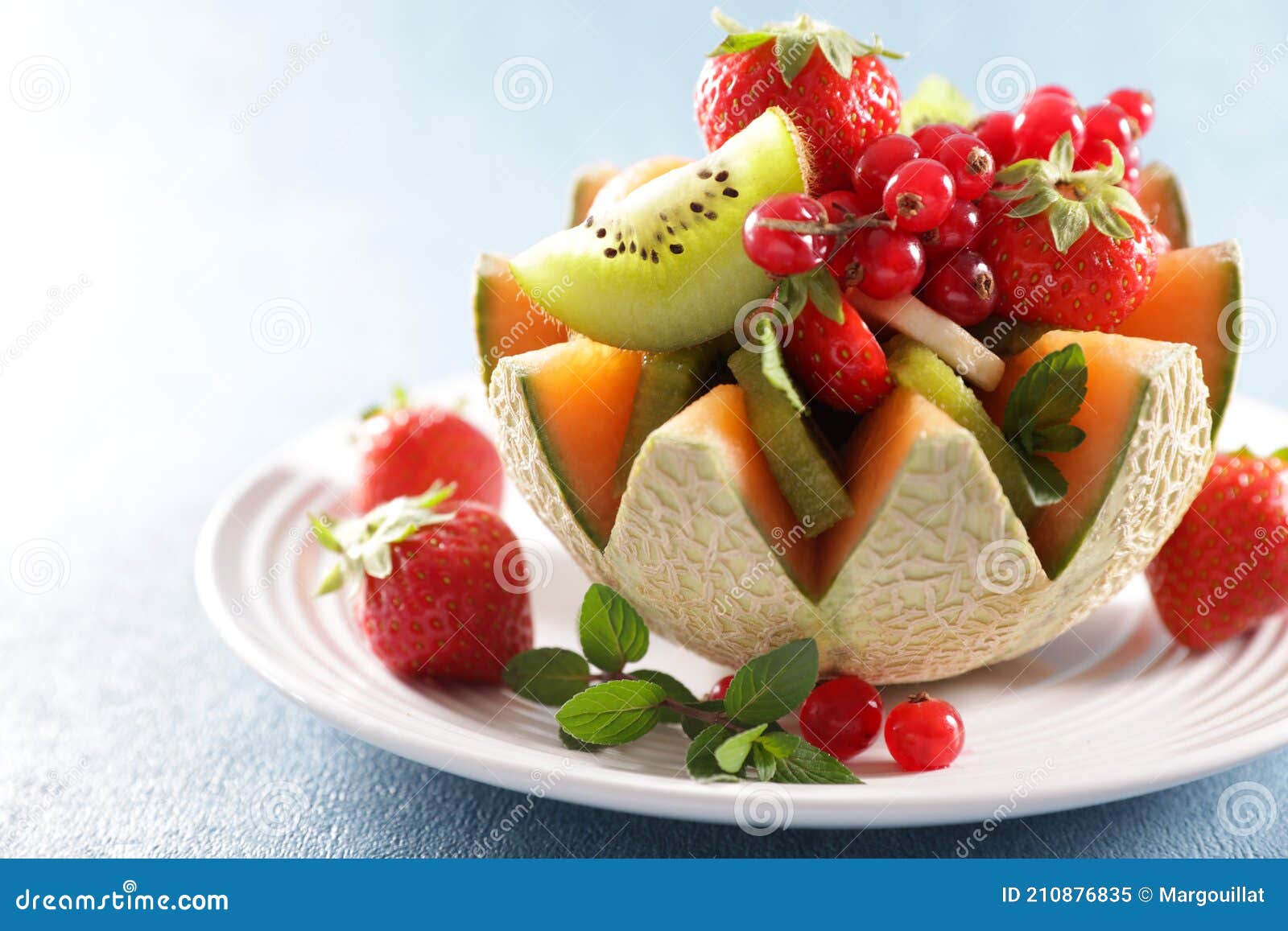 Frischer Obstsalat stockbild. Bild von nachtisch, früchte - 210876835