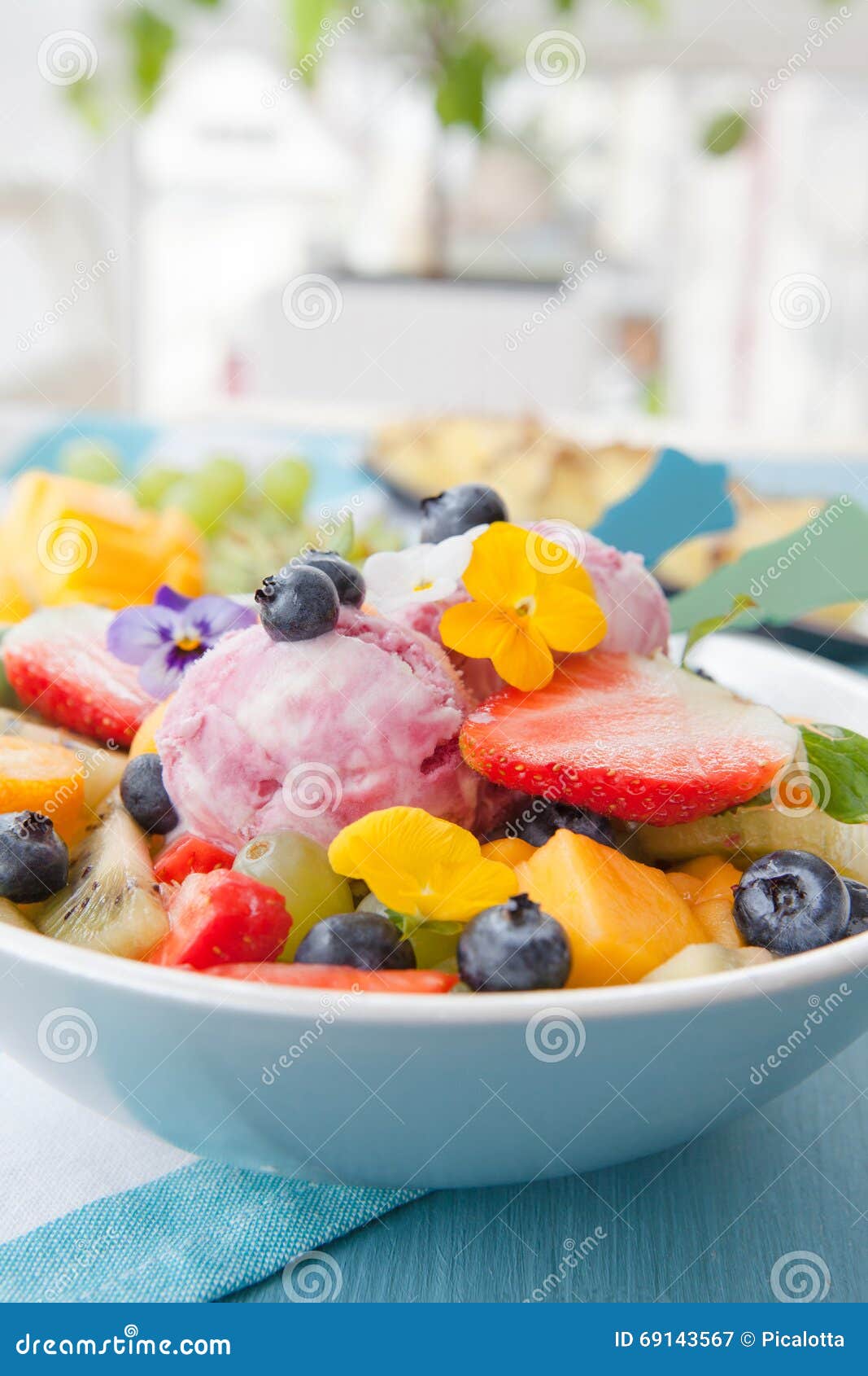 Frischer Obstsalat Mit Schaufeln Der Eiscreme Stockbild - Bild von ...