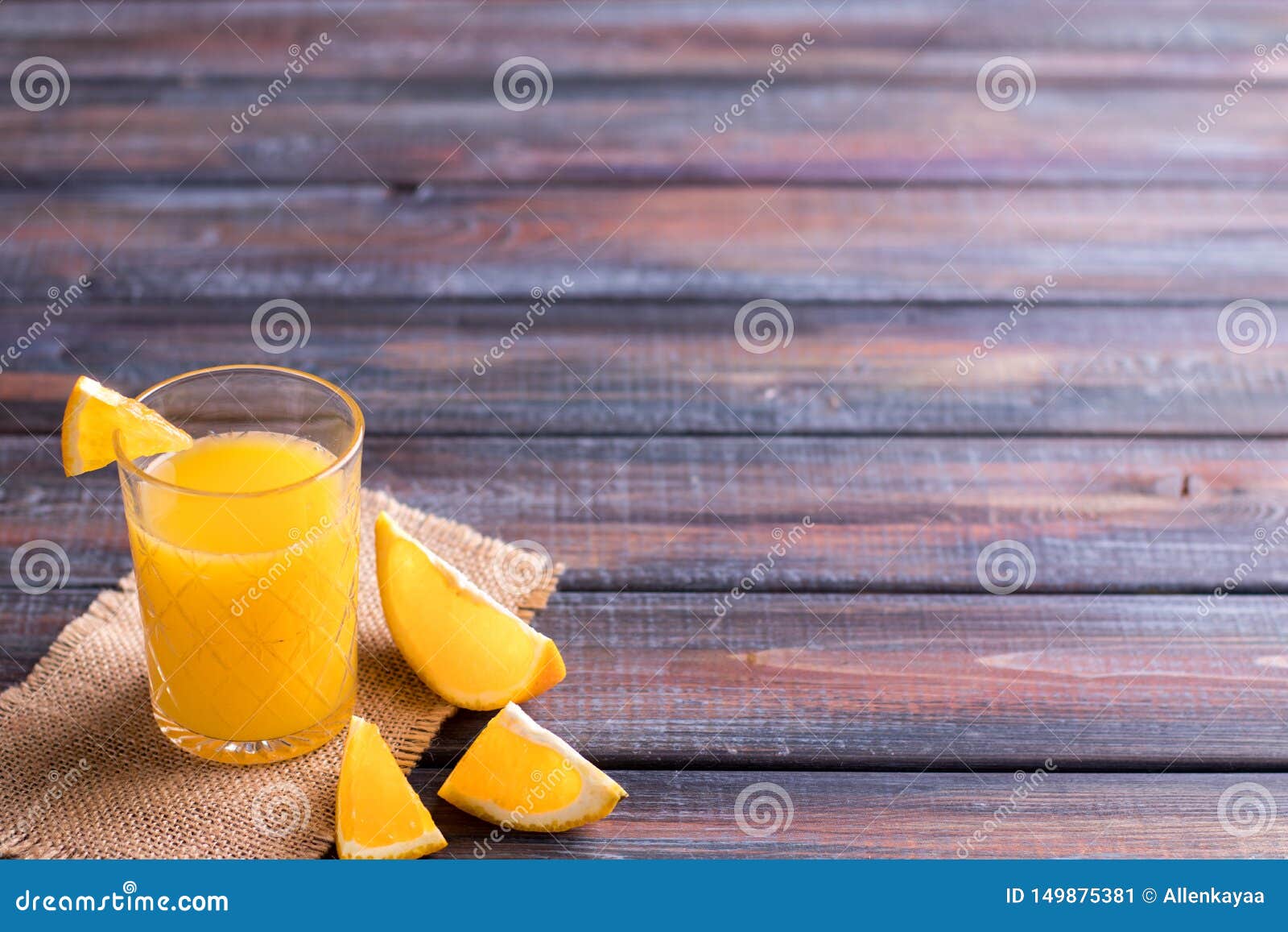 Frischer Orangensaft Auf Dem Tisch, Rustikale Art Stockbild - Bild von ...